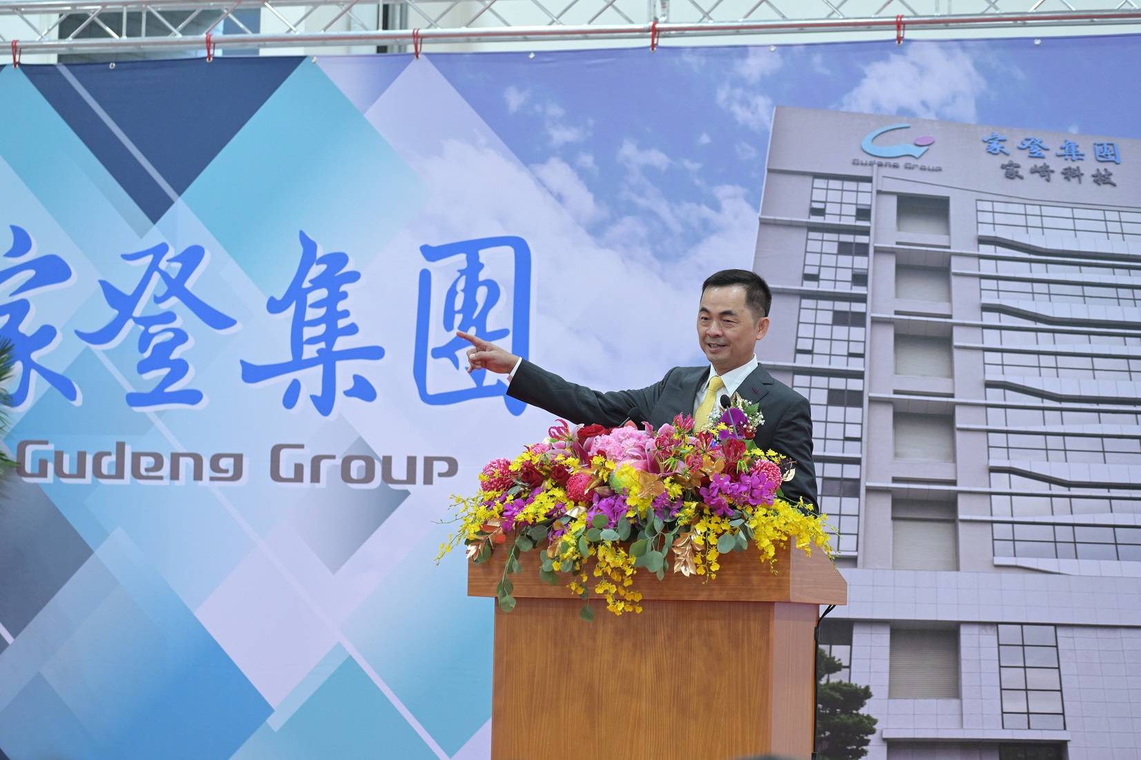 家登集團董事長邱銘乾表示，隨著家崎大樓啟用，未來將投入高效能封裝模組（CoWoS）與次世代浸沒式冷卻系統等創新散熱解決方案，持續推升台灣在AI與高階運算領域的競爭力