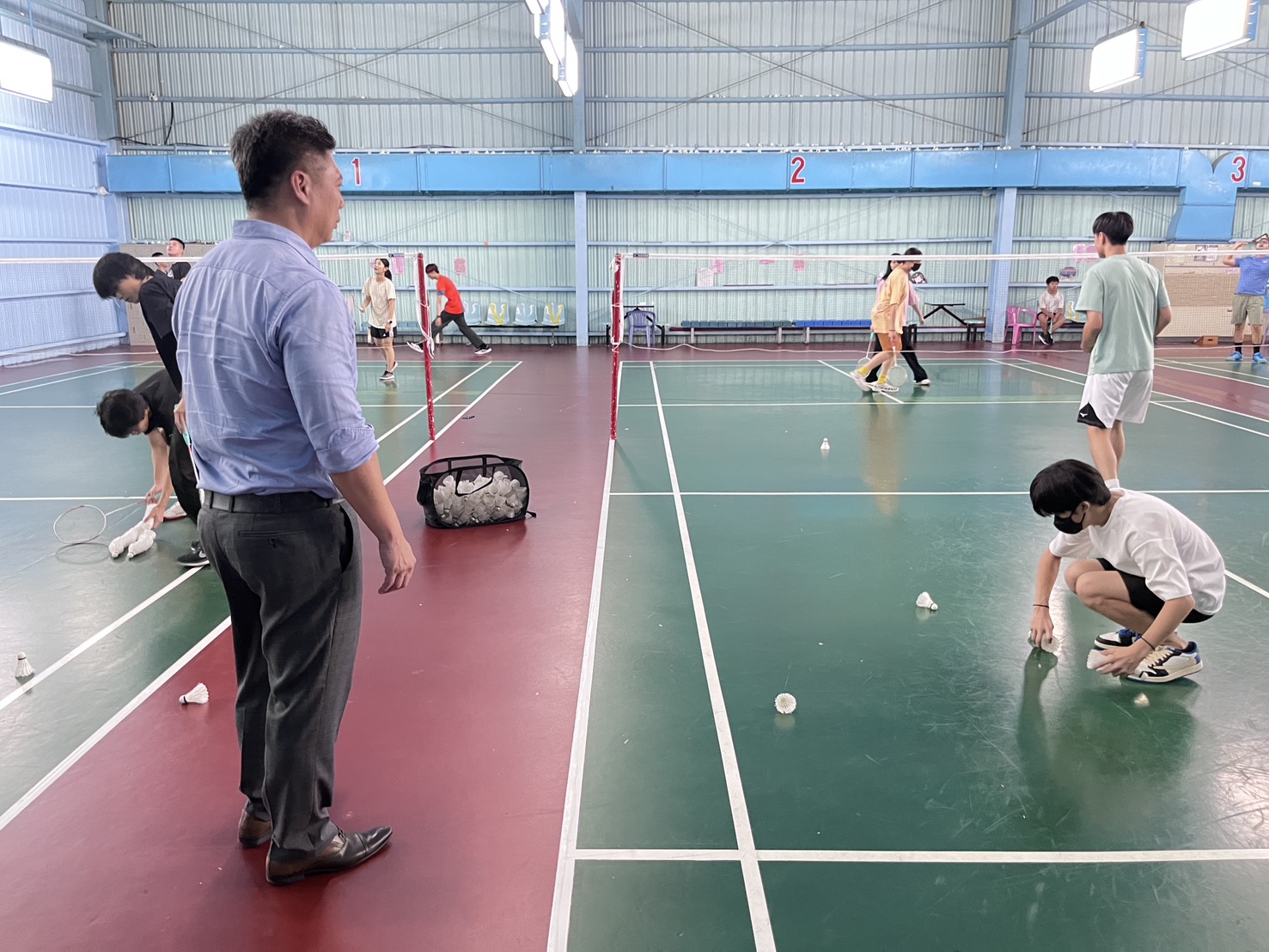  中租基金會秘書長李昆穎（左）特地到場鼓勵飛行少年練球