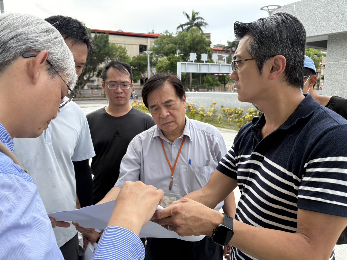 交通局長鍾鳴時今天下午視察溪北公園及忠孝公園地下停車場工程