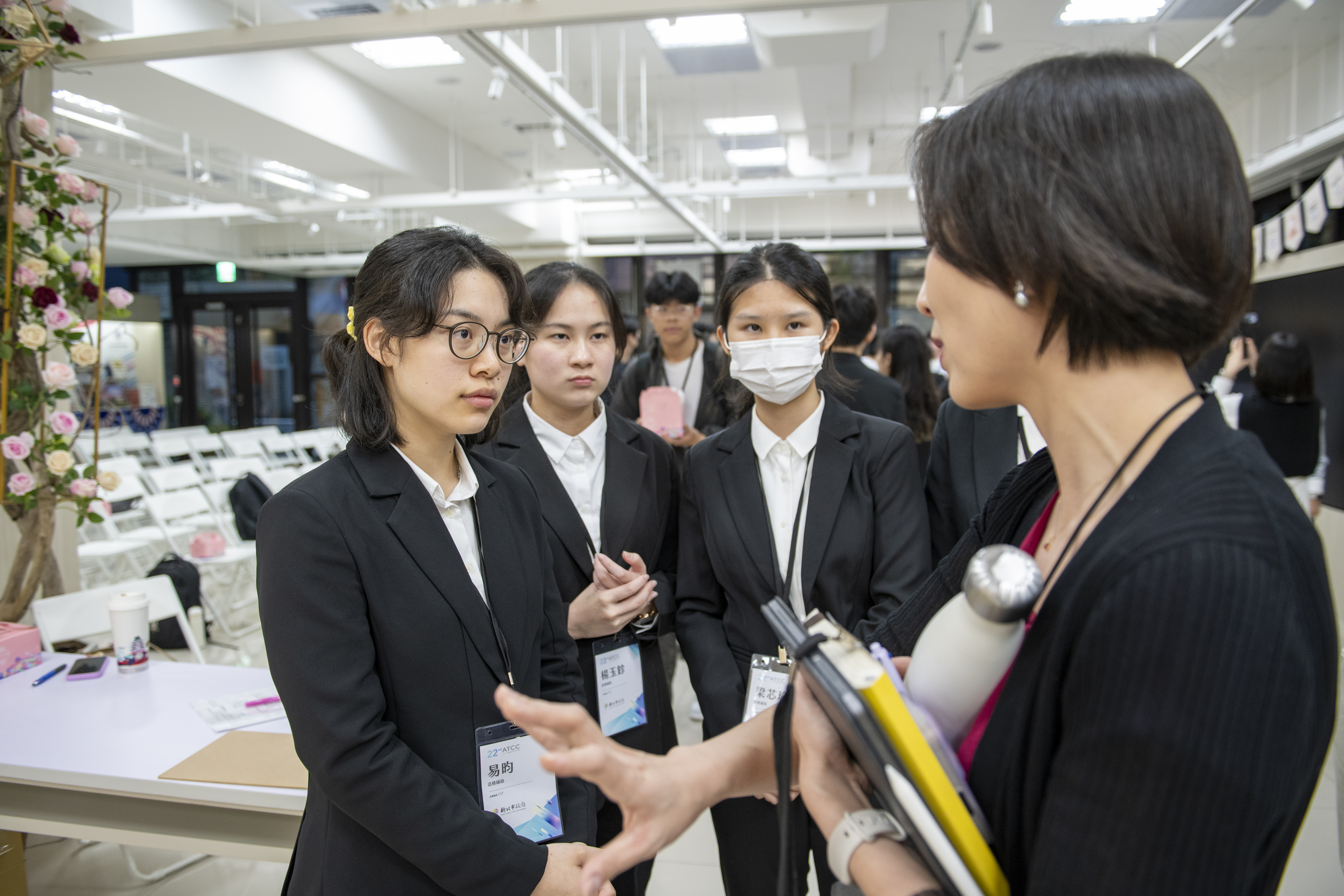 「造橋鋪路」成員於賽後，向業師青年局長邱兆梅提問修改方向，優化提案