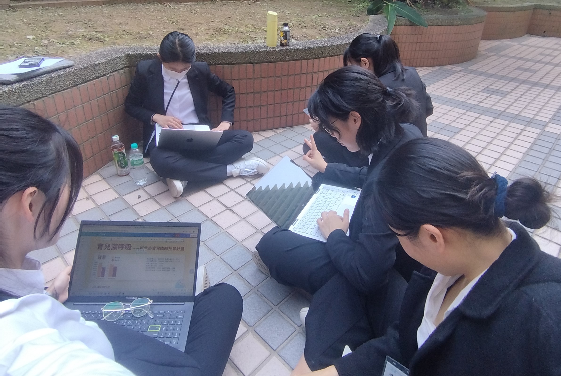 為優化提案，「造橋鋪路」成員把握時間修改企劃至最後一刻。