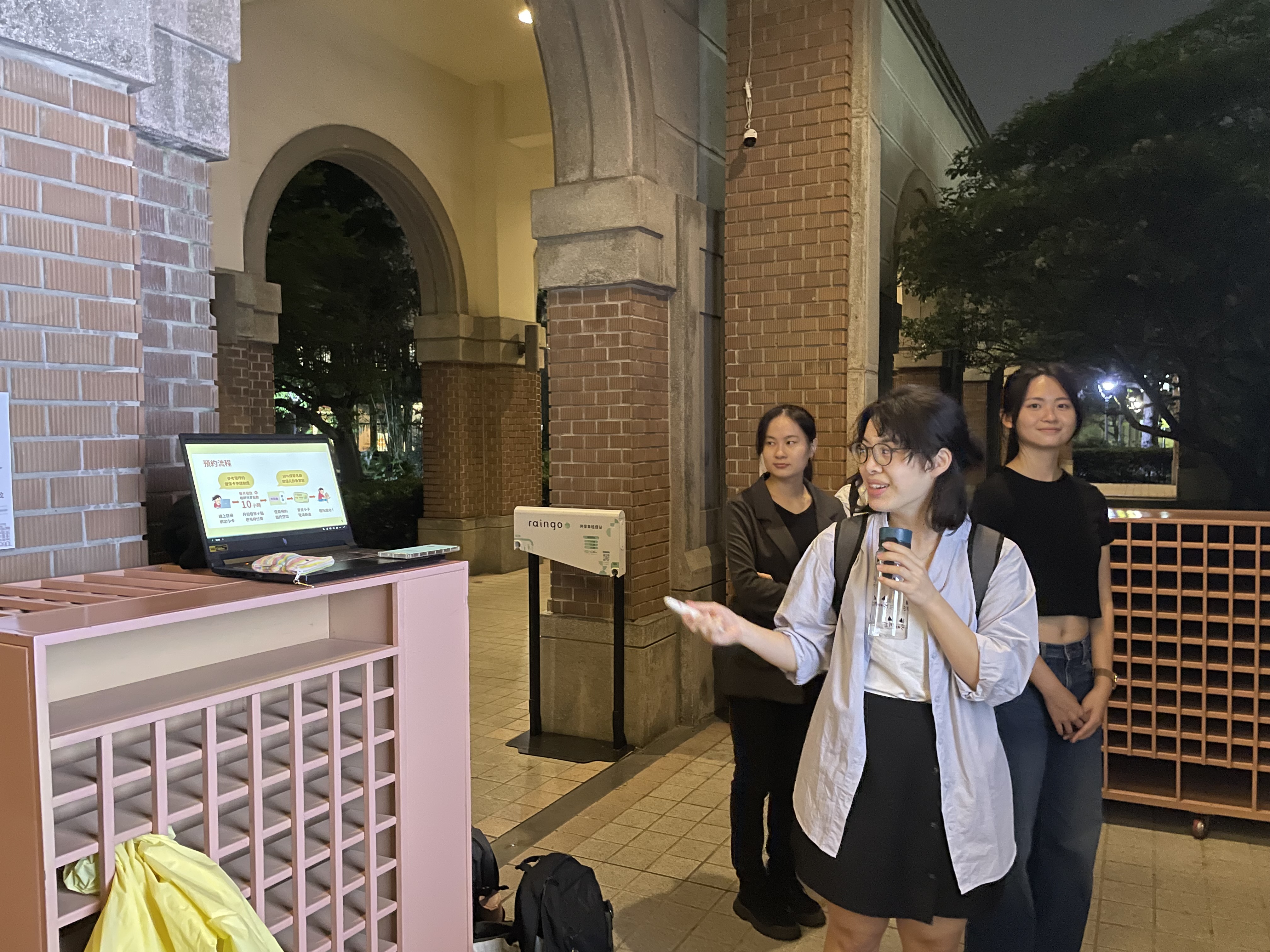 為了強化簡報能力，「造橋鋪路」成員在圖書館外練習簡報，確保所有環節萬無一失。