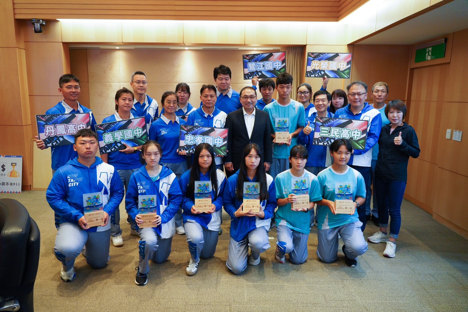 114年全中運新北市代表隊今日於市政會議獻獎，新北小將勇奪382面獎牌，17項團體種類錦標第一名、1項運動精神獎及破13項大會紀錄、1項創新大會紀錄