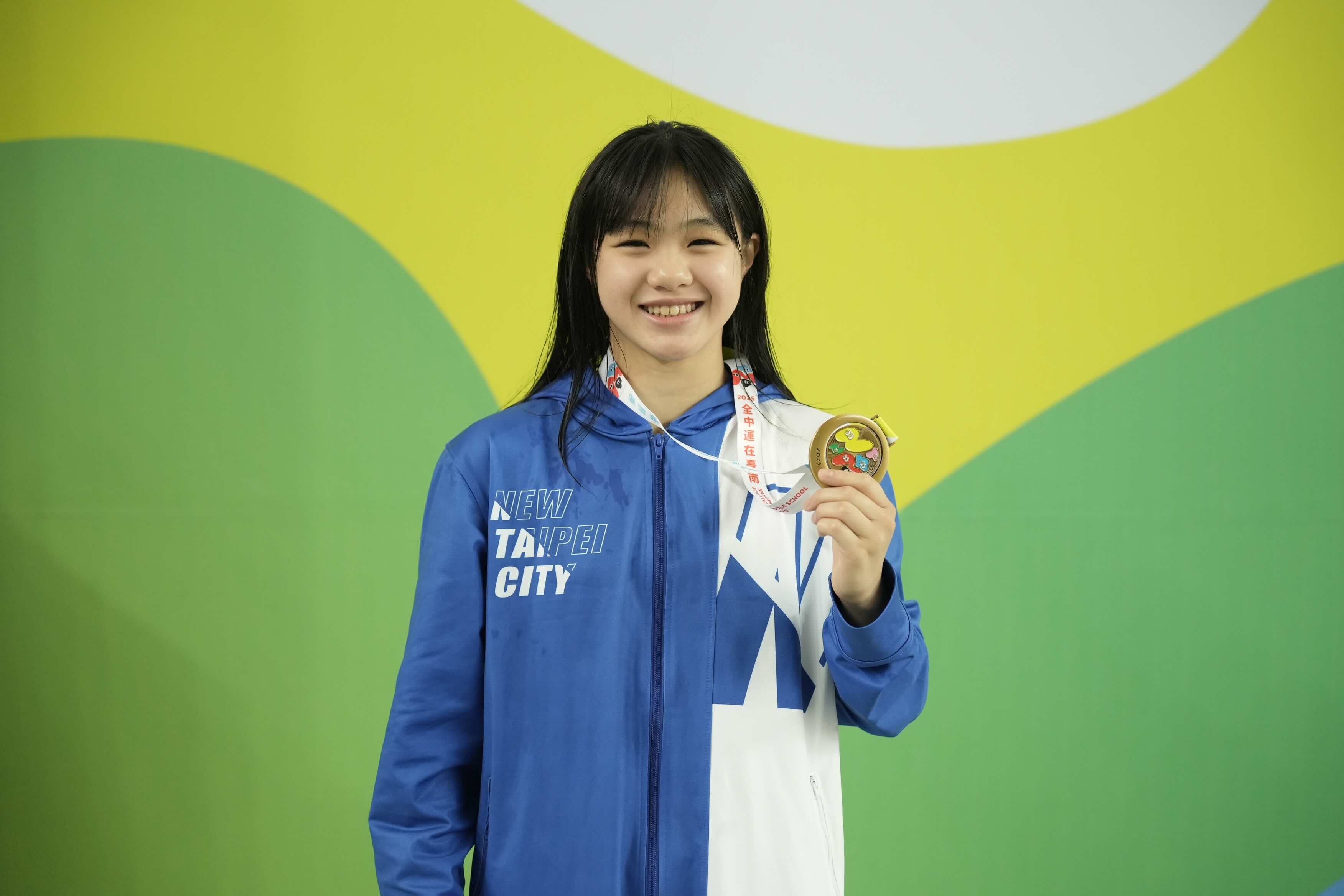  114年全中運_新泰國中蔡詠翎在1500公尺自由式、4x100公尺混合式接力、200與400公尺混合式等項目勇奪5金，為新北市金牌數最多的選手