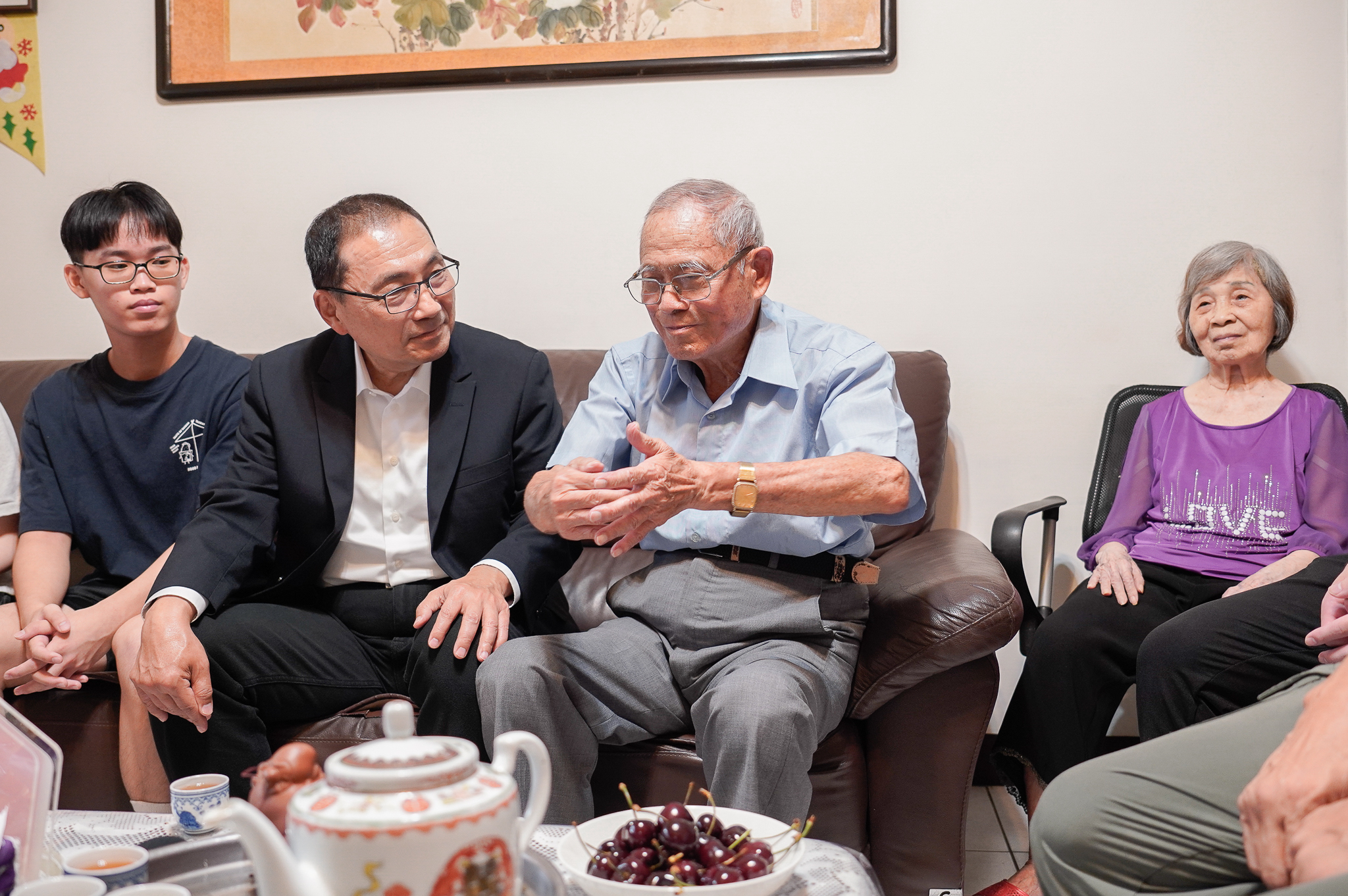 陳和國（中）向侯友宜市長述說歷經823砲戰、單打雙不打等歲月，右為太太李彩戀老師