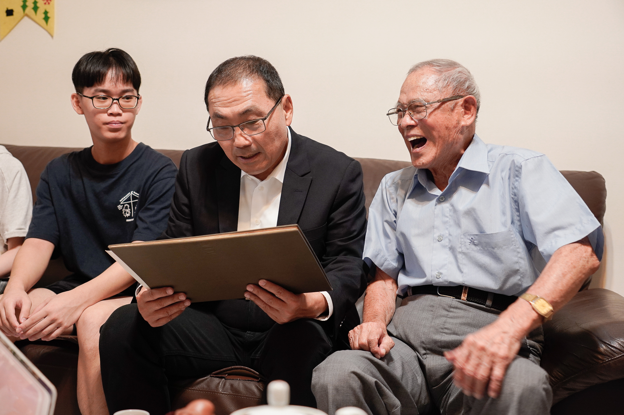 陳和國（右）向侯友宜市長自豪說68歲時曾以13小時「單攻」玉山，也攀過富士山及大霸尖山，令侯友宜市長相當感佩