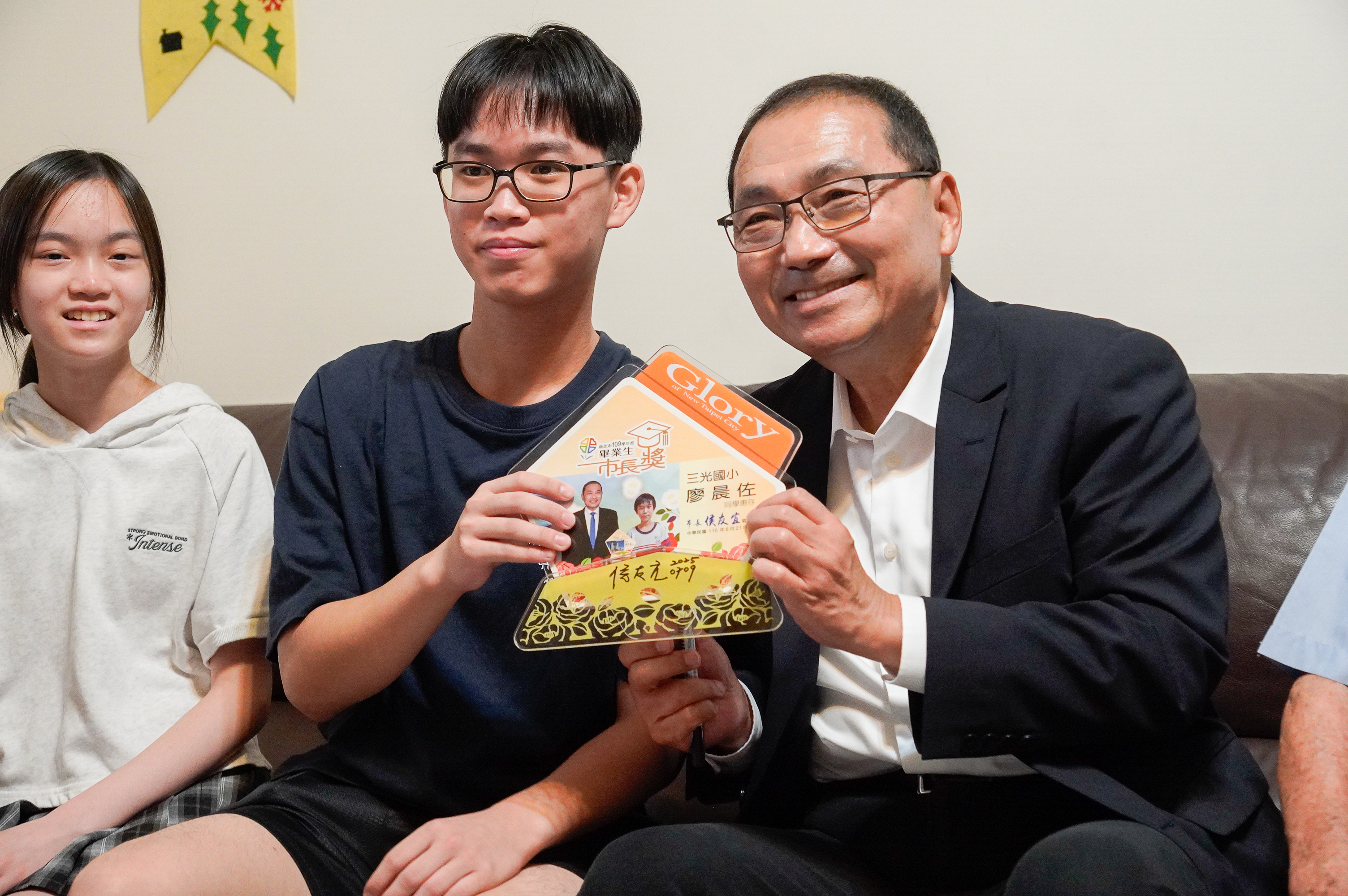 陳和國的孫子在110年國小畢業時，曾獲市長獎，與侯友宜合照，侯市長應邀在照片上簽名留念。