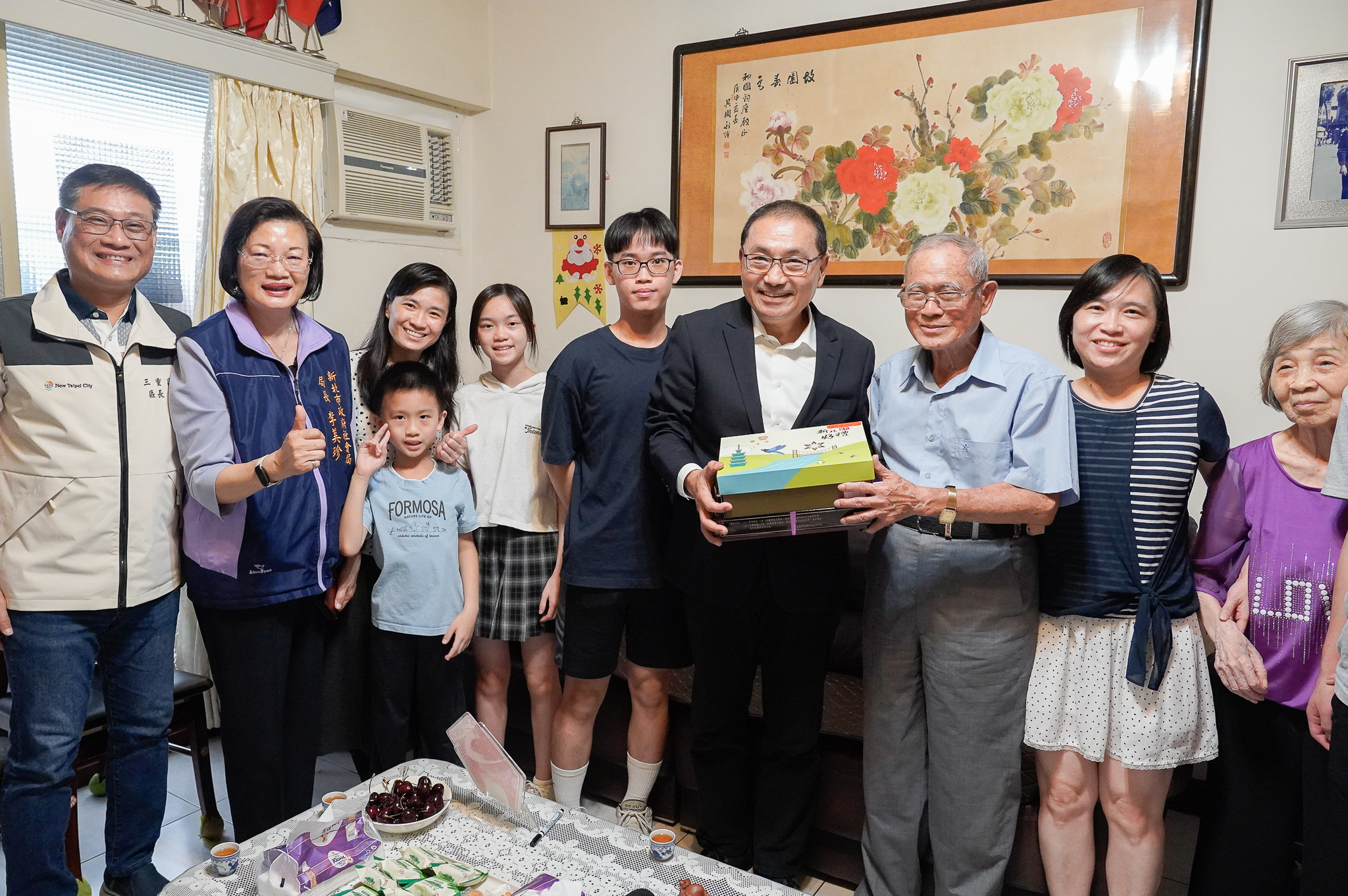 侯友宜市長致贈茶葉禮盒和茶點給陳和國