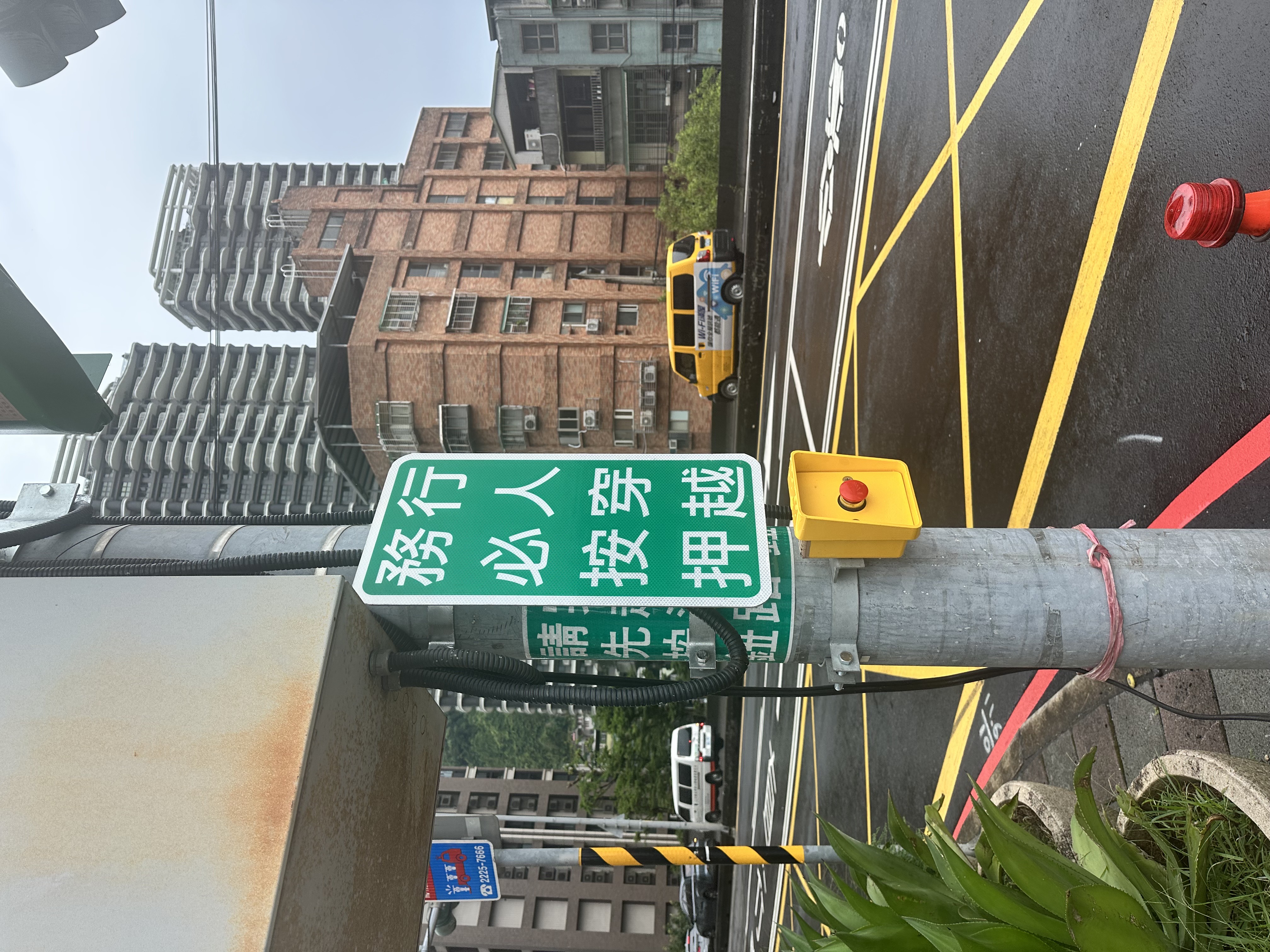 新店碧潭大橋路口打造友善步行環境-行人穿越務必按押