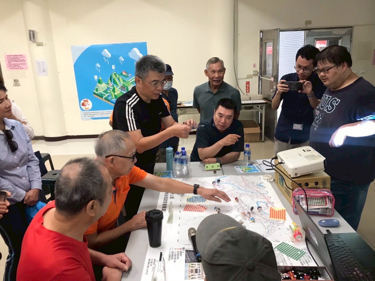 新北市政府農業局於日前在汐止區秀山里秀山市民活動中心辦理土石流自主防災社區兵棋推演