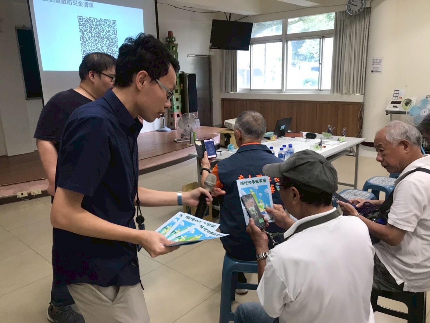 現場向民眾展示土石流AR