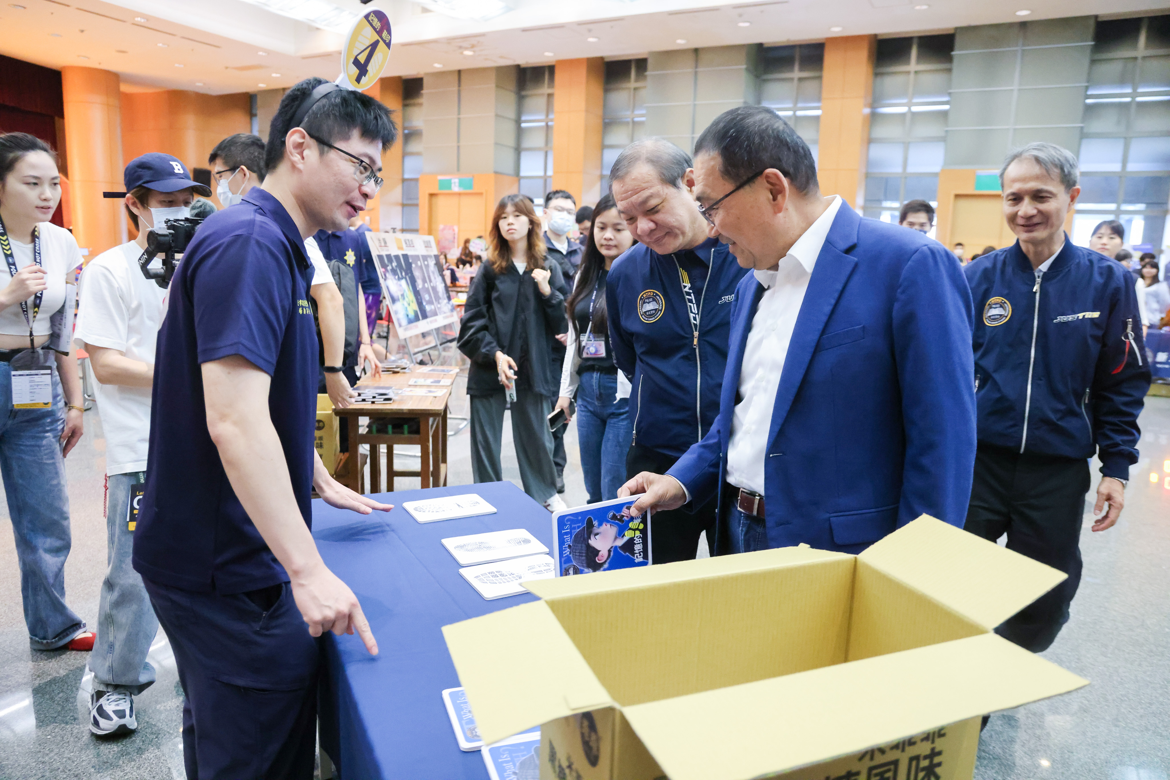 營隊透過多元體驗引導孩童學習鑑識新知與刑事調查的專業流程。