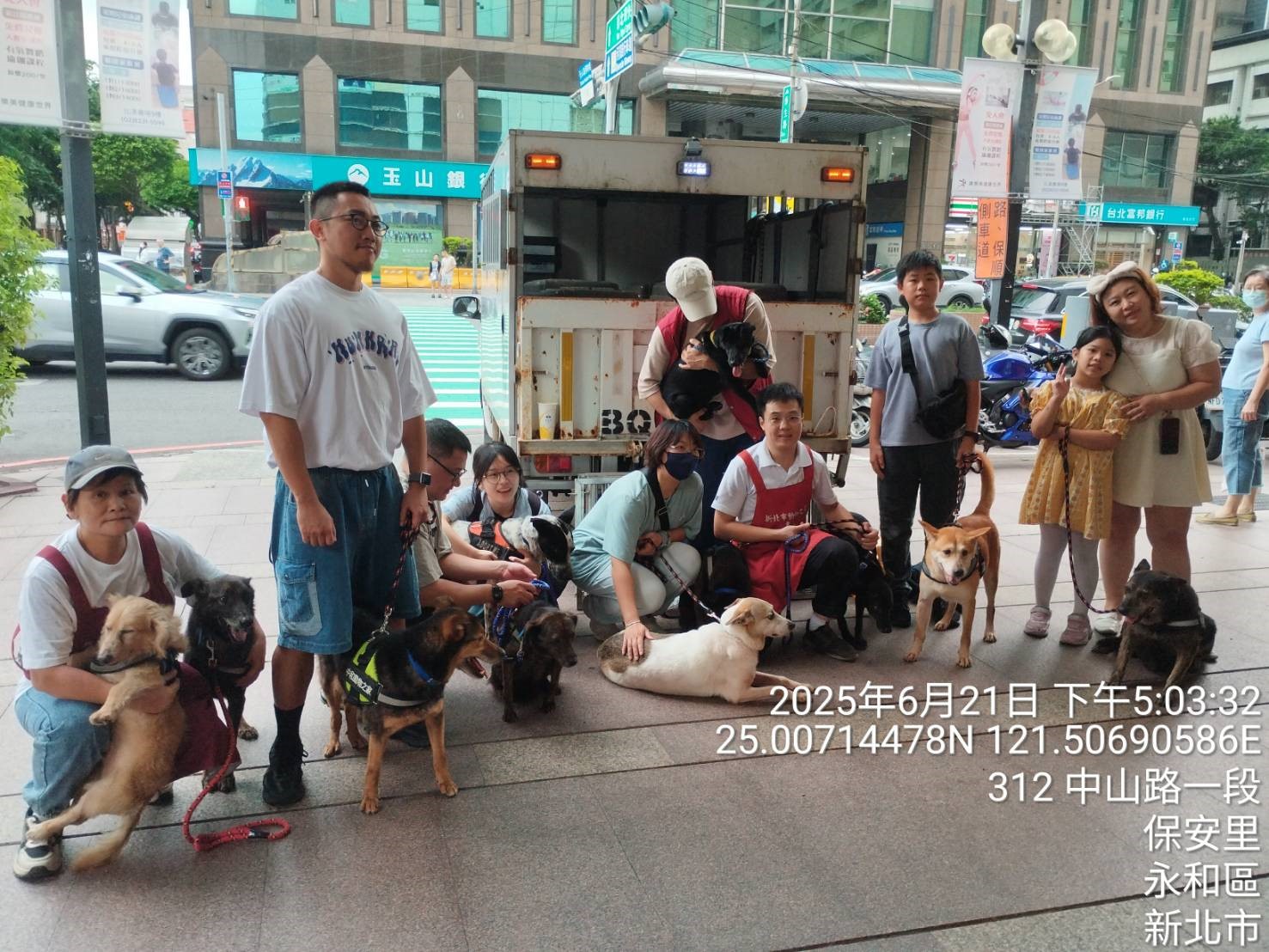  動保員與志工隊長黃新及志工團隊三方協力認養活動。