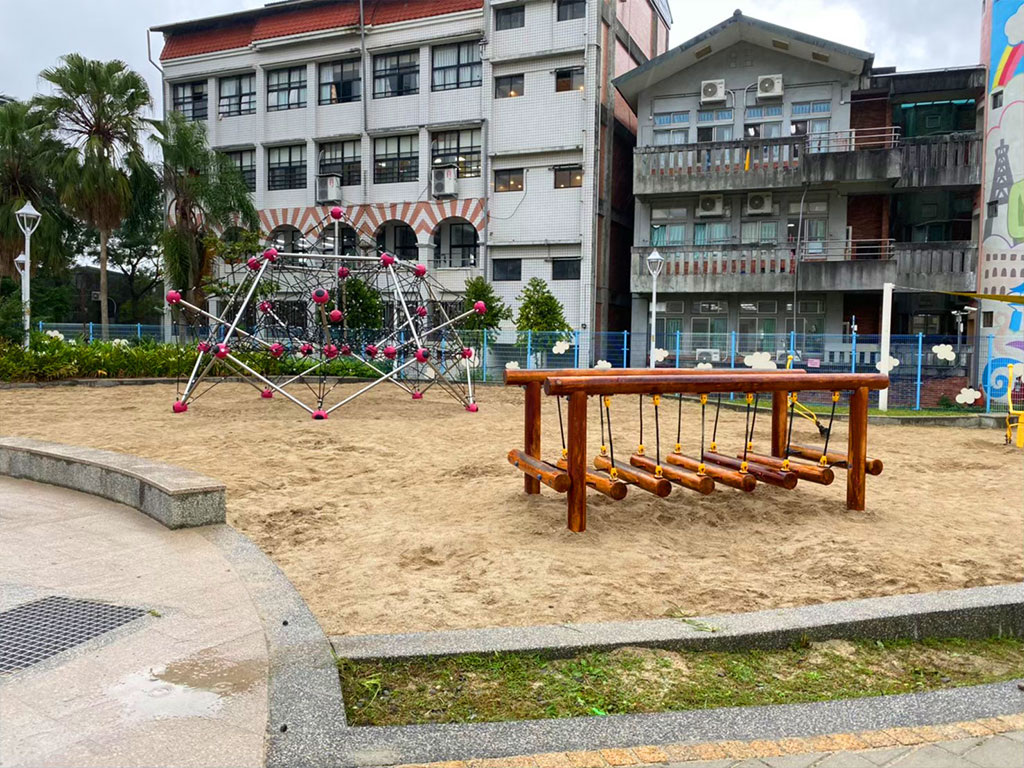 除了孩子最愛的溜滑梯外，白雲公園還有座椅型鞦韆及鳥巢型鞦韆、沙坑
