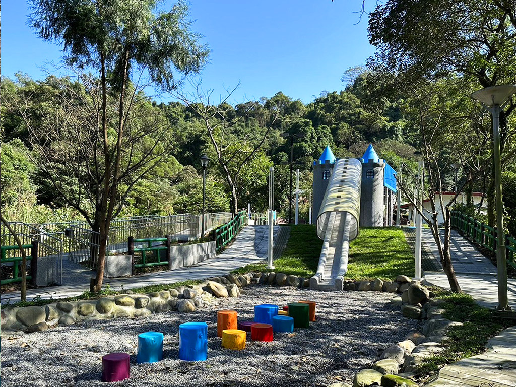 色彩繽紛的彩虹跳樁區增添康誥坑公園童趣氛圍