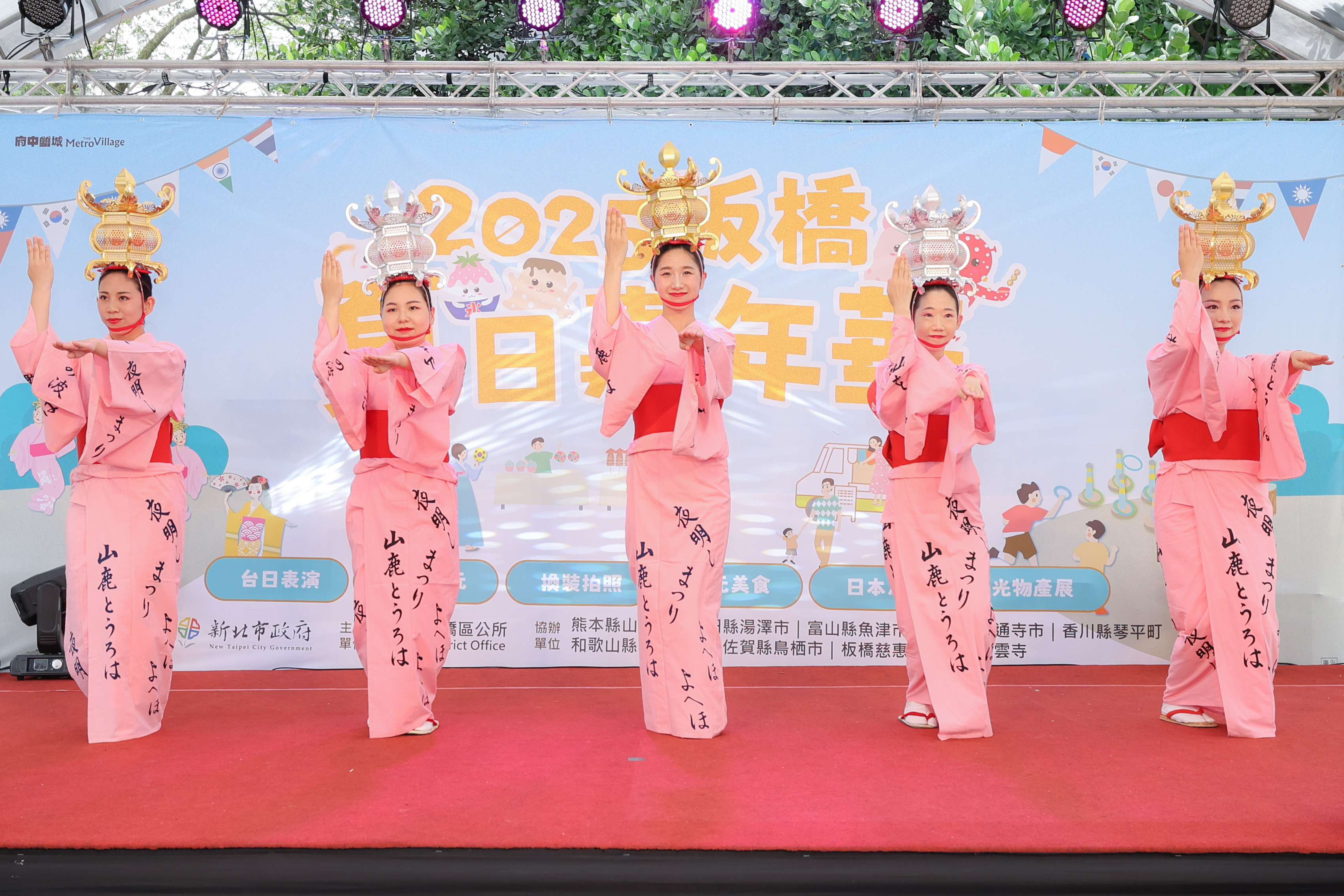 2.熊本縣山鹿市山鹿燈籠舞女性舞者身穿傳統浴衣演出