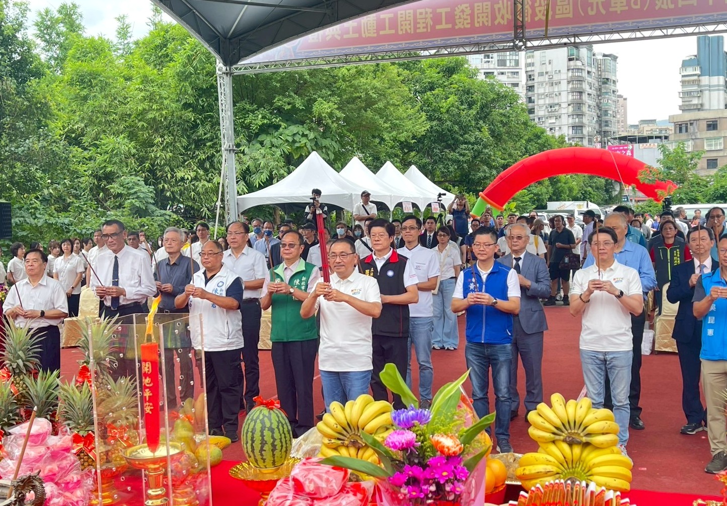 侯友宜帶領團隊為新店十四張區徵工程上香祝禱。新北市地政局提供