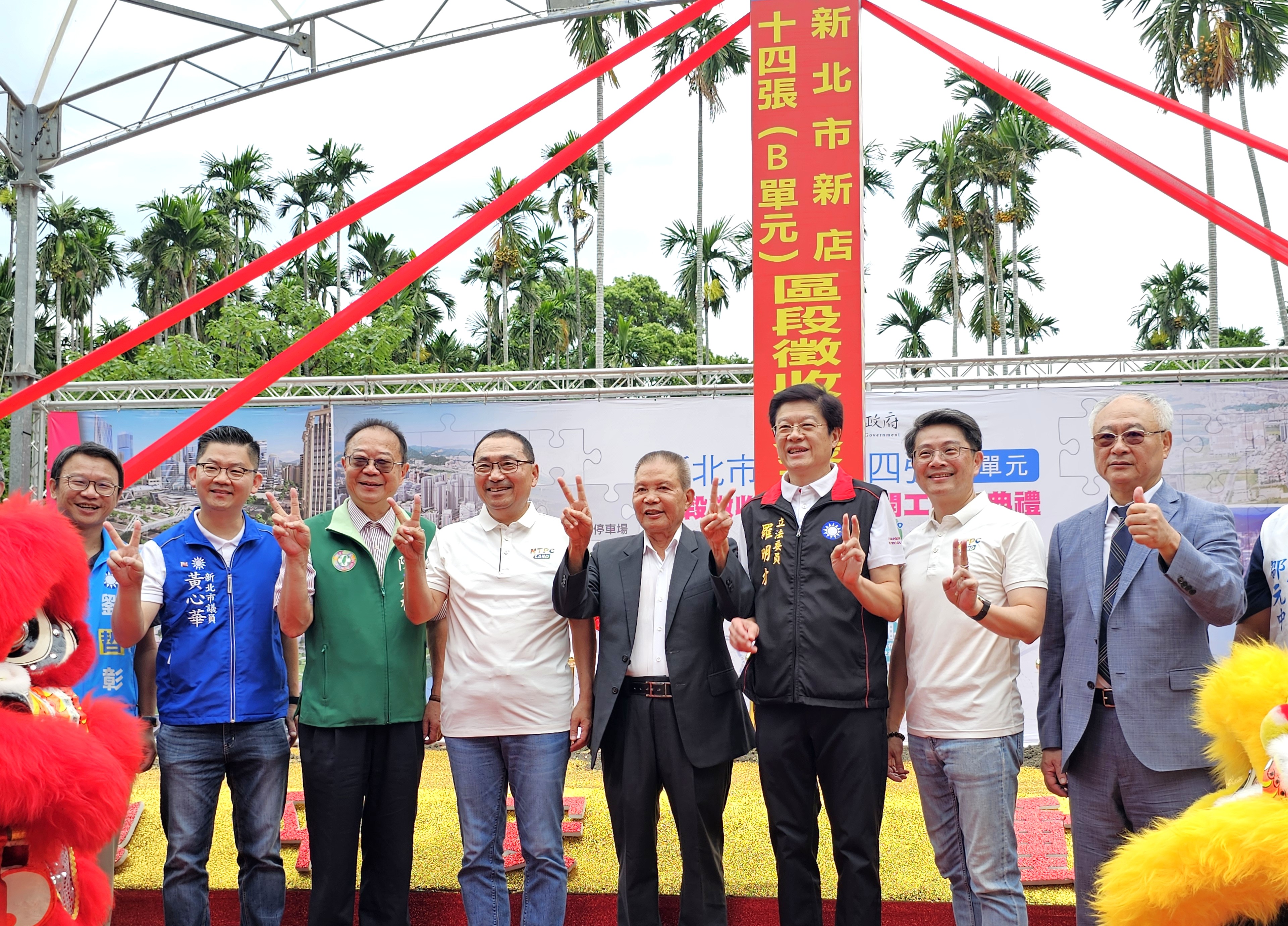侯友宜與十四張地區里長合影。新北市地政局提供