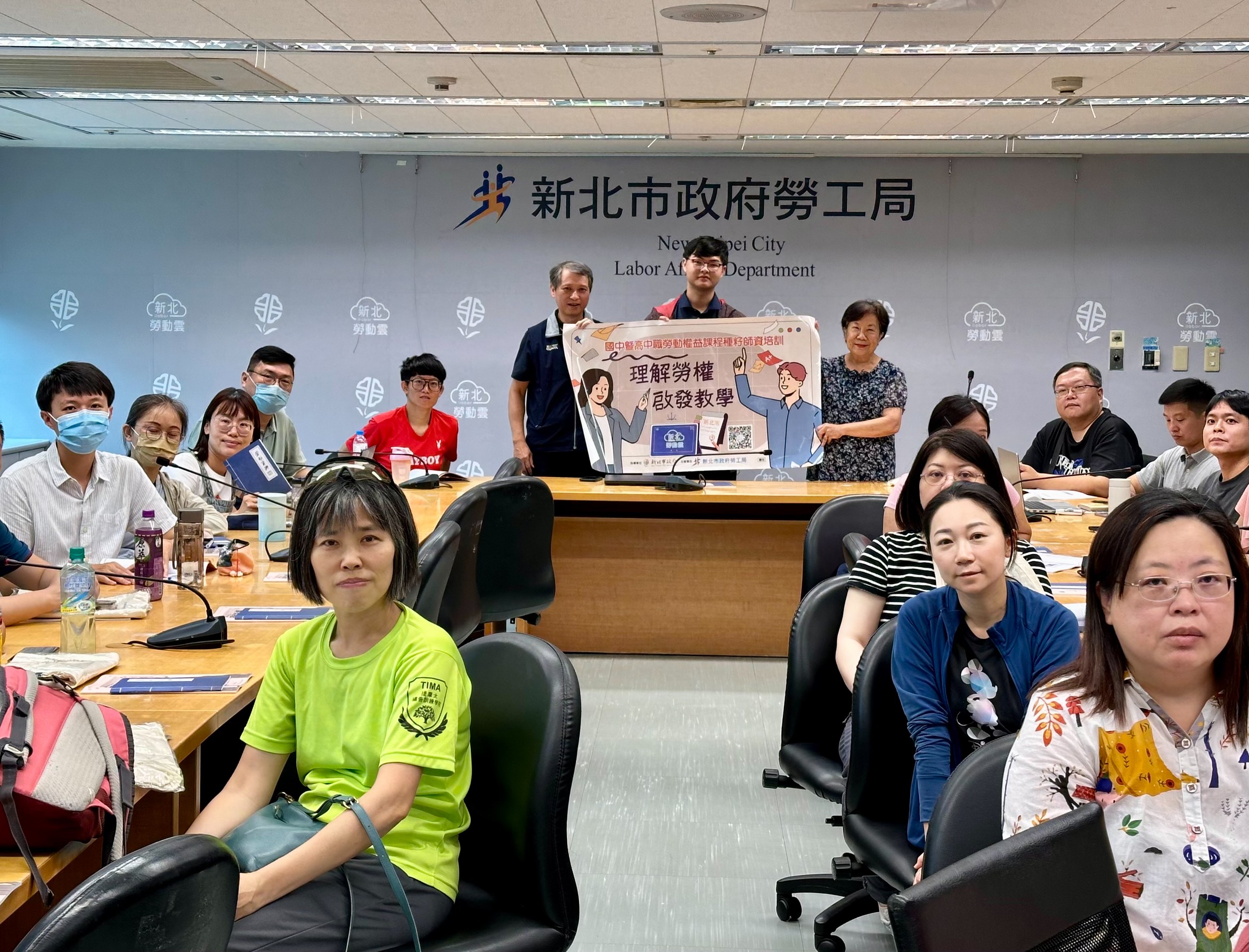 圖三、陳瑞嘉局長、黃秋桂講師與首日受訓教師們大合影
