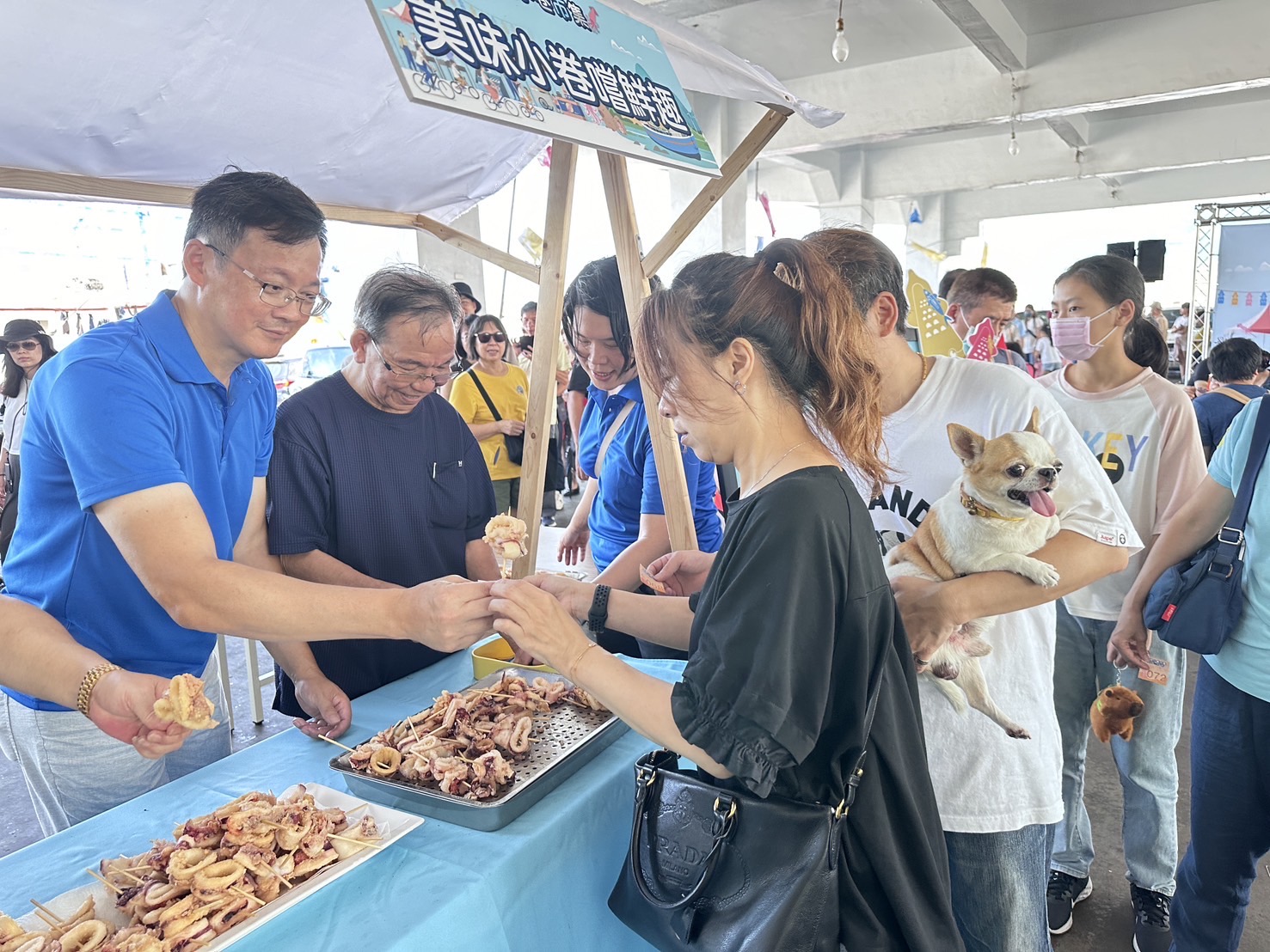 以在地小卷製作的美味小點供現場民眾免費品嚐