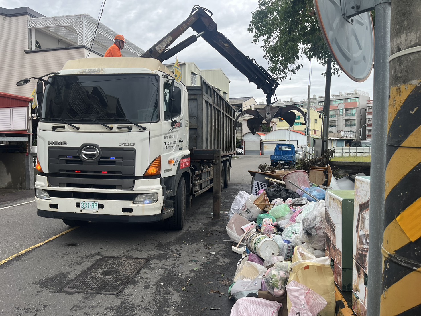 出動抓斗車協助清理台南災後排出的廢棄物