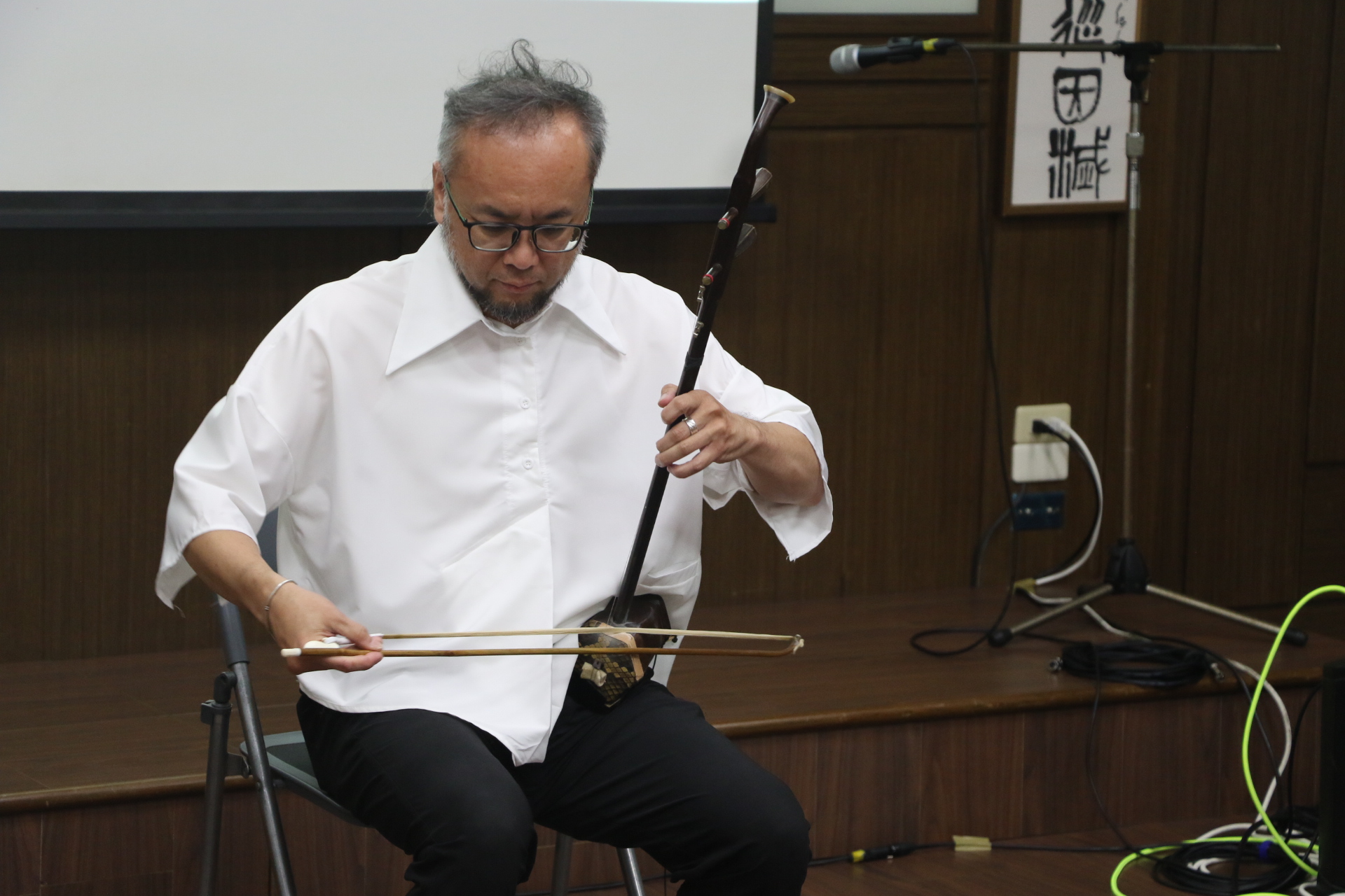 知名國際音樂家王子承以二胡炫技「賽馬」，兩條絲線演奏出有如萬馬的奔騰和嘶鳴