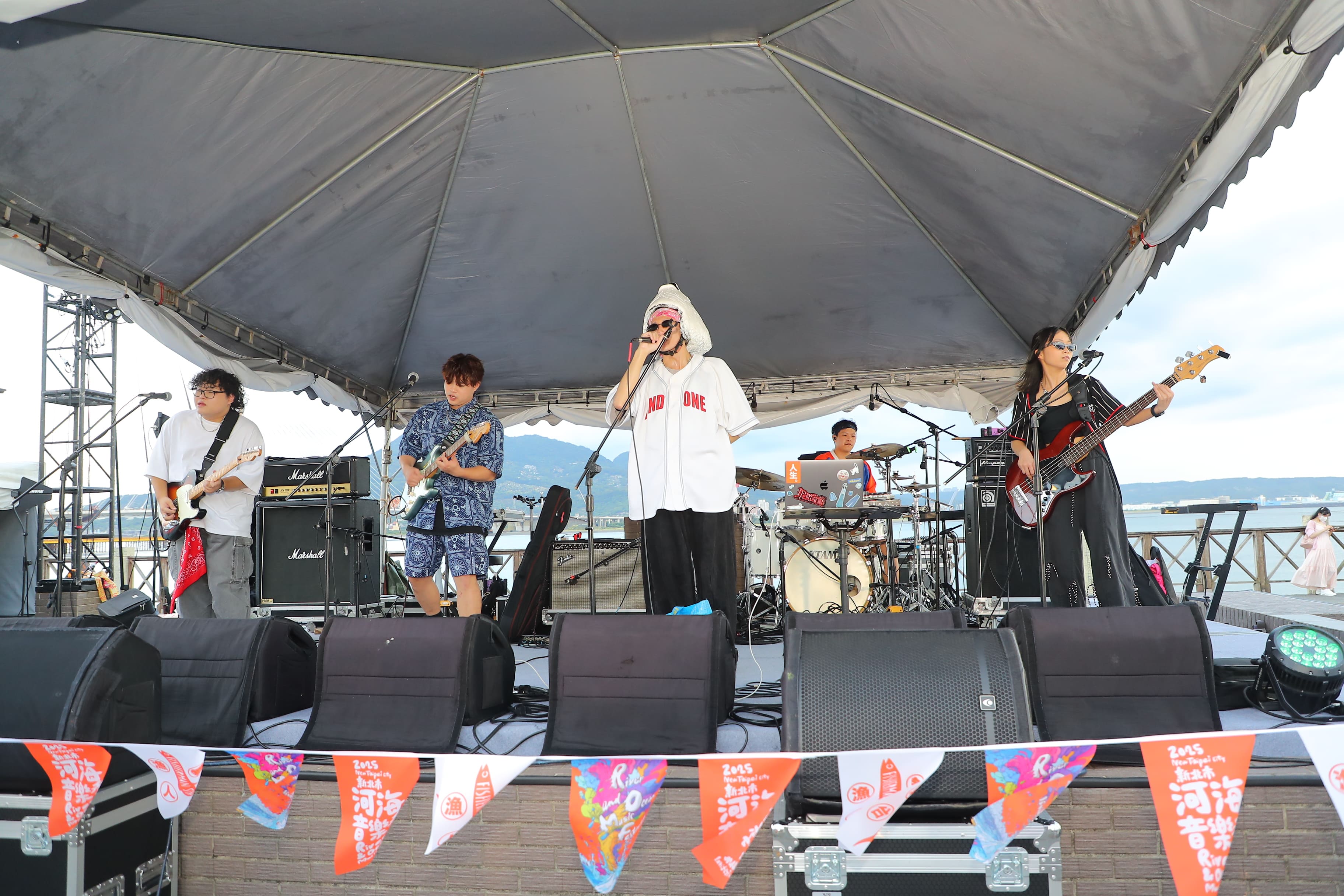 「來者何人」帶來一連串生猛帶勁的街頭嘻哈舞曲。