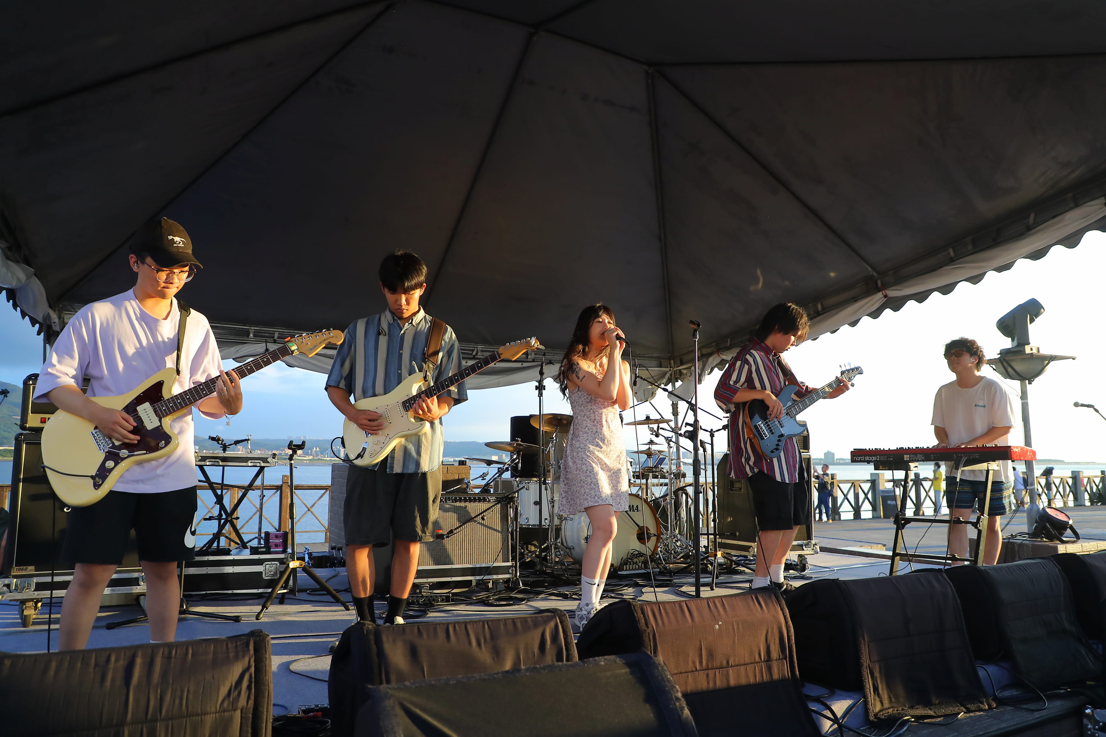 「狀態船」以Funk曲風結合輕快旋律，唱出生活中的各種狀態與情緒。