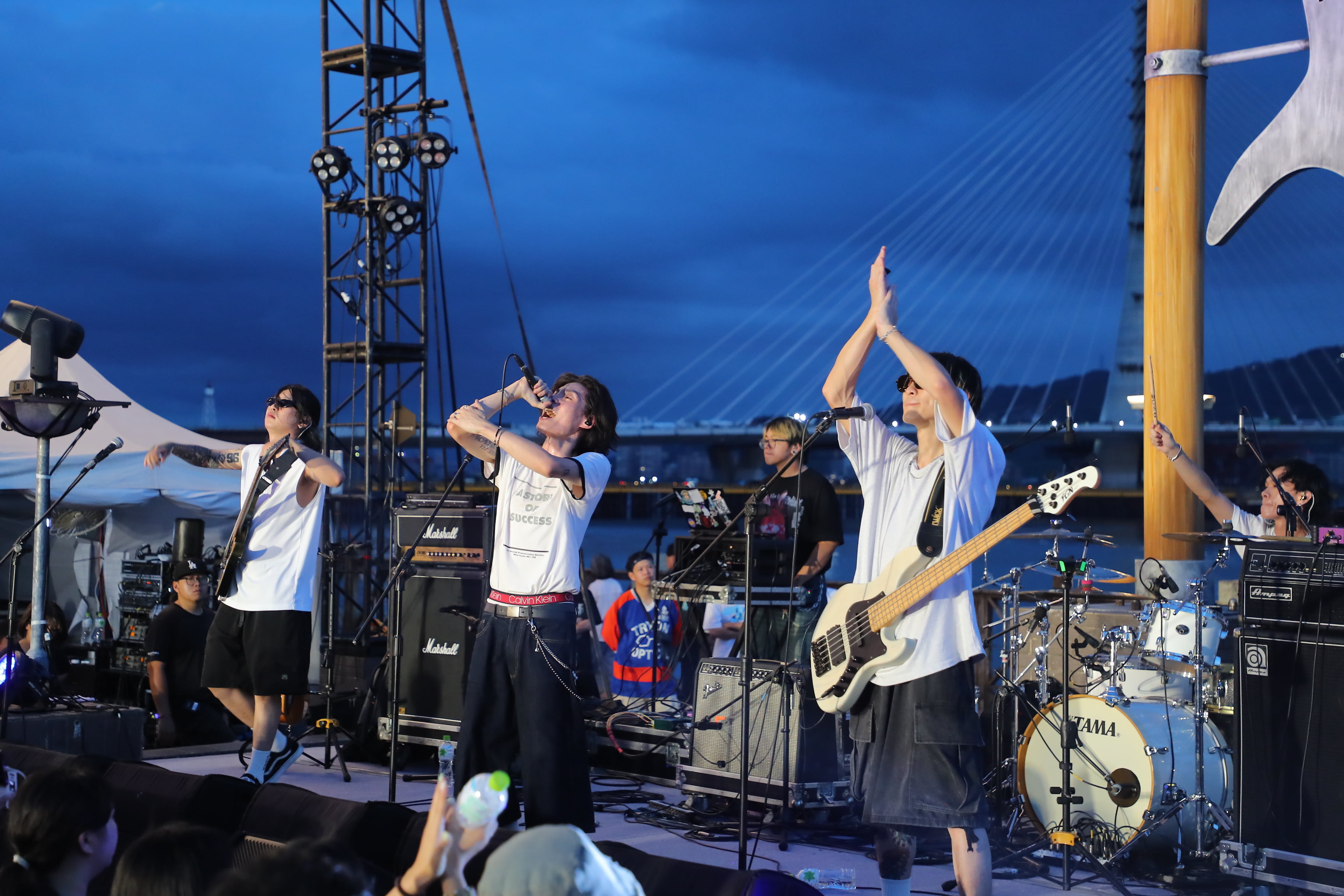 「帕崎拉PACHILA」帶來極具共鳴的詞句與高張力的現場演出。