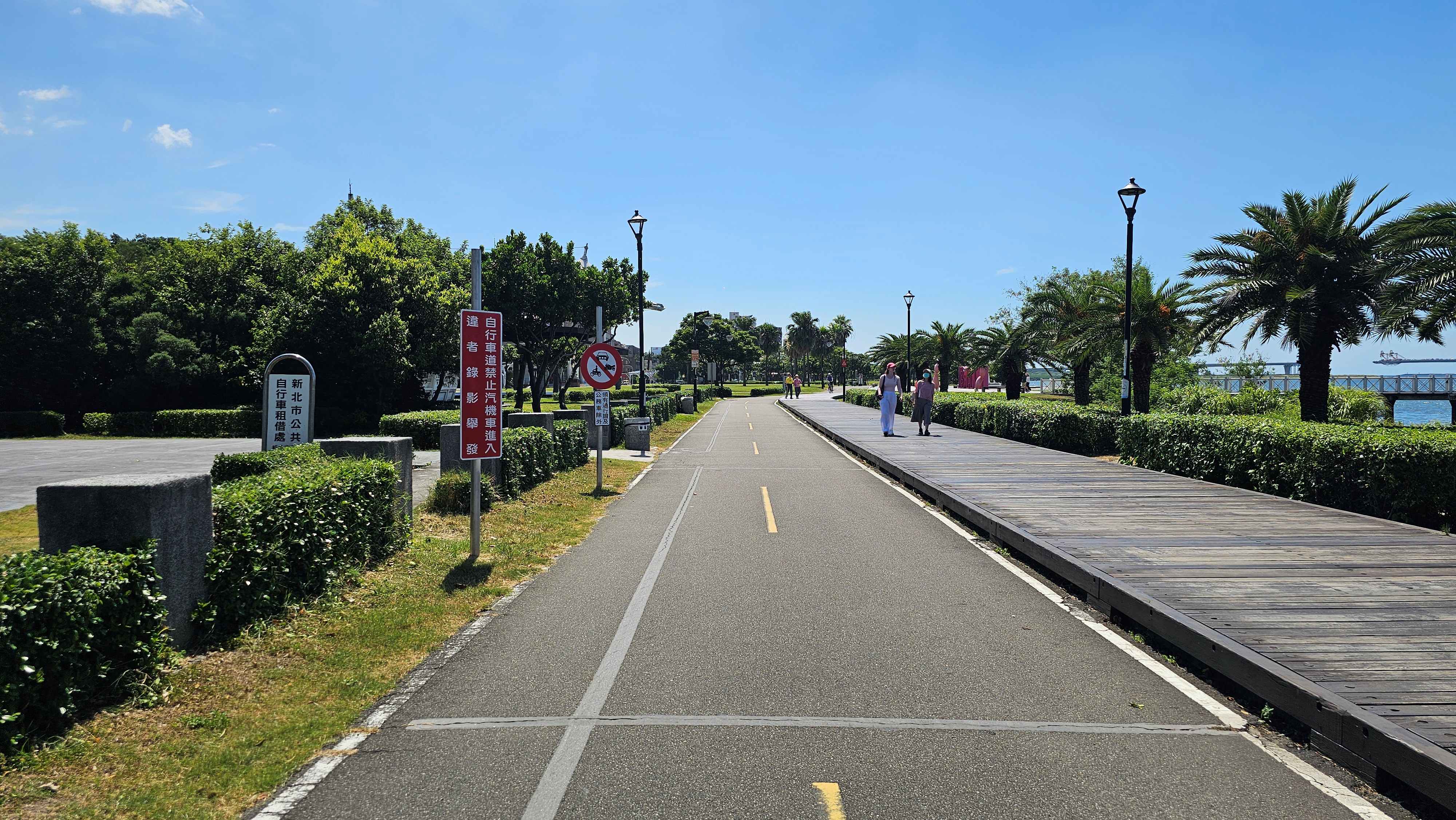 八里彩虹步道(往觀海大道方向)