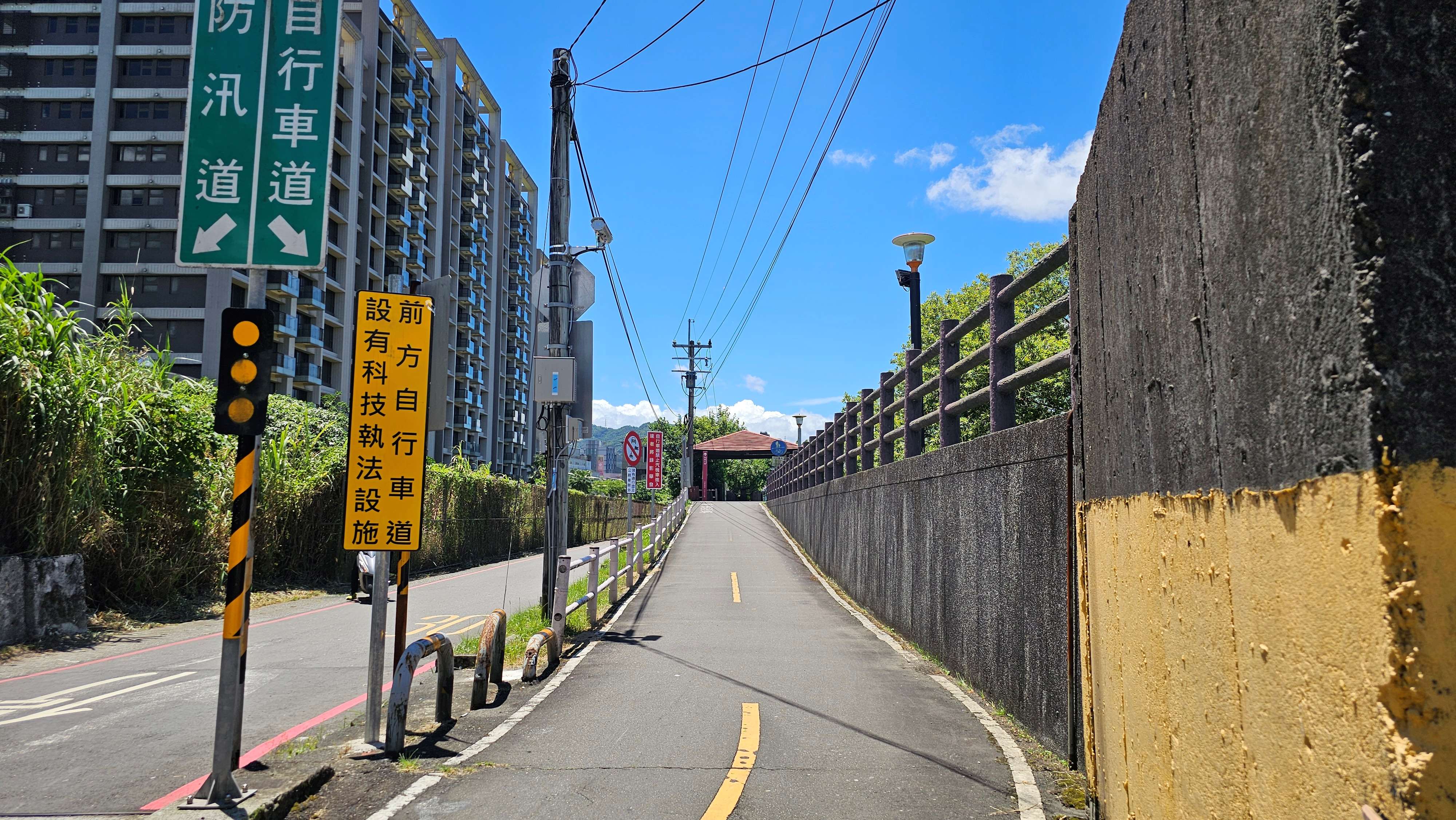 汐止草濫溪抽水站旁自行車道
