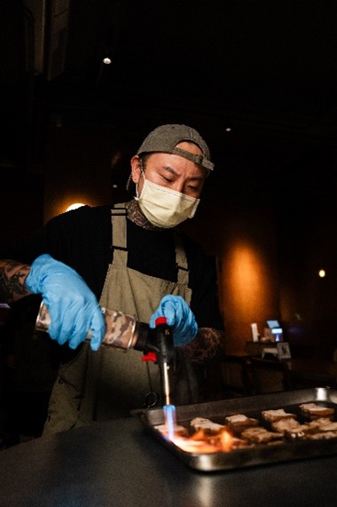 【昔日大飯店】從魚皮與鴨賞組成的涼菜開場，到結合日式薑黃唐揚雞與金桔醬，展現精緻又帶點復古感的風味創作。