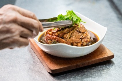 【來得福客家餐廳】以傳統梅干扣肉與福菜肉片湯詮釋家常滋味，呈現客家桌上不可或缺的經典食味