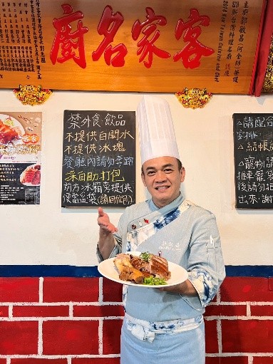 【阿爸的客家菜】來自美濃的郭敏昌－阿全師，穿著藍染廚師服展現客家精神，延續阿爸一貫豪邁手路菜風格，將醃漬元素與辦桌氣氛巧妙融合