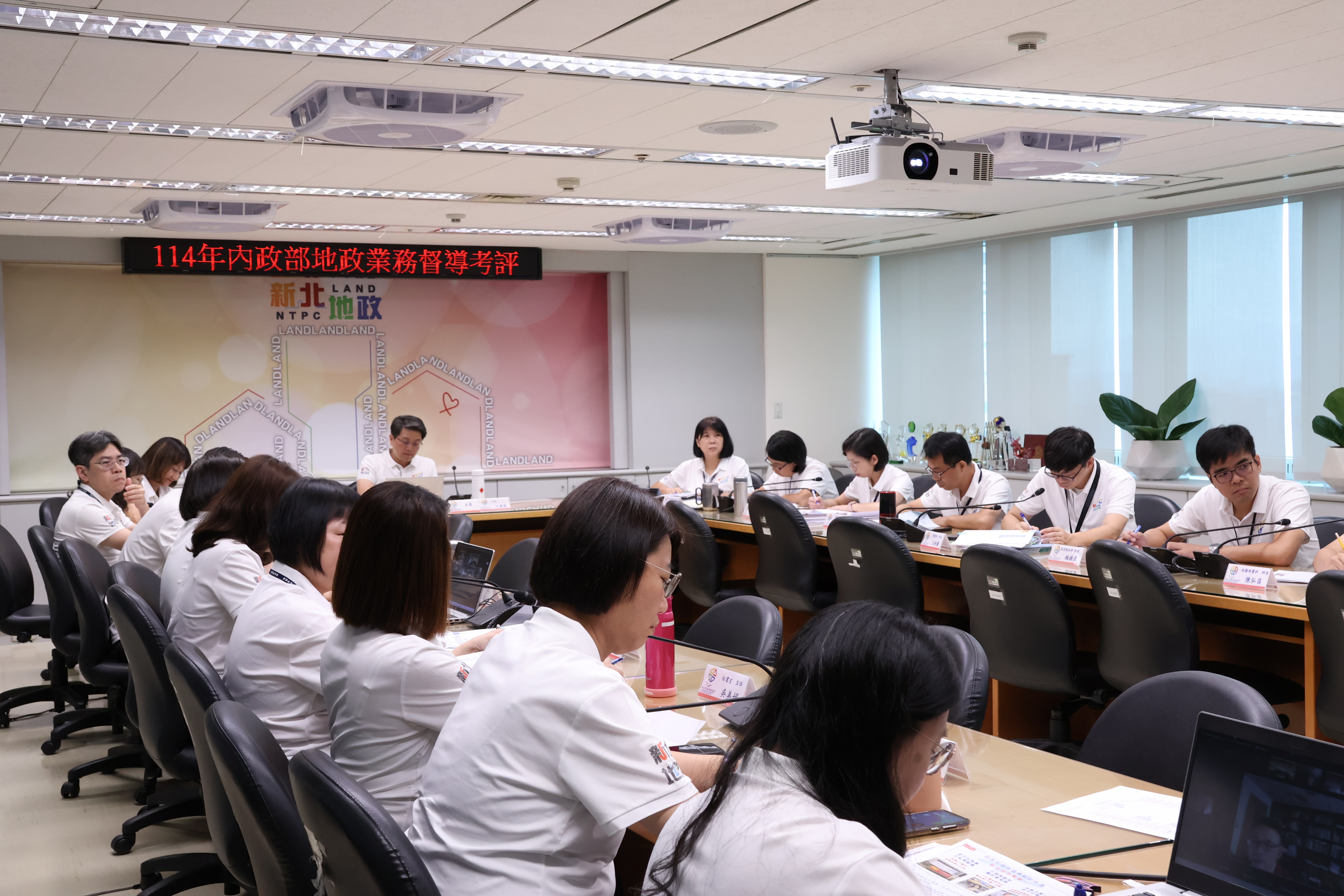 新北地政局局長汪禮國帶領團隊展示業務推動成果。新北市地政局提供_0
