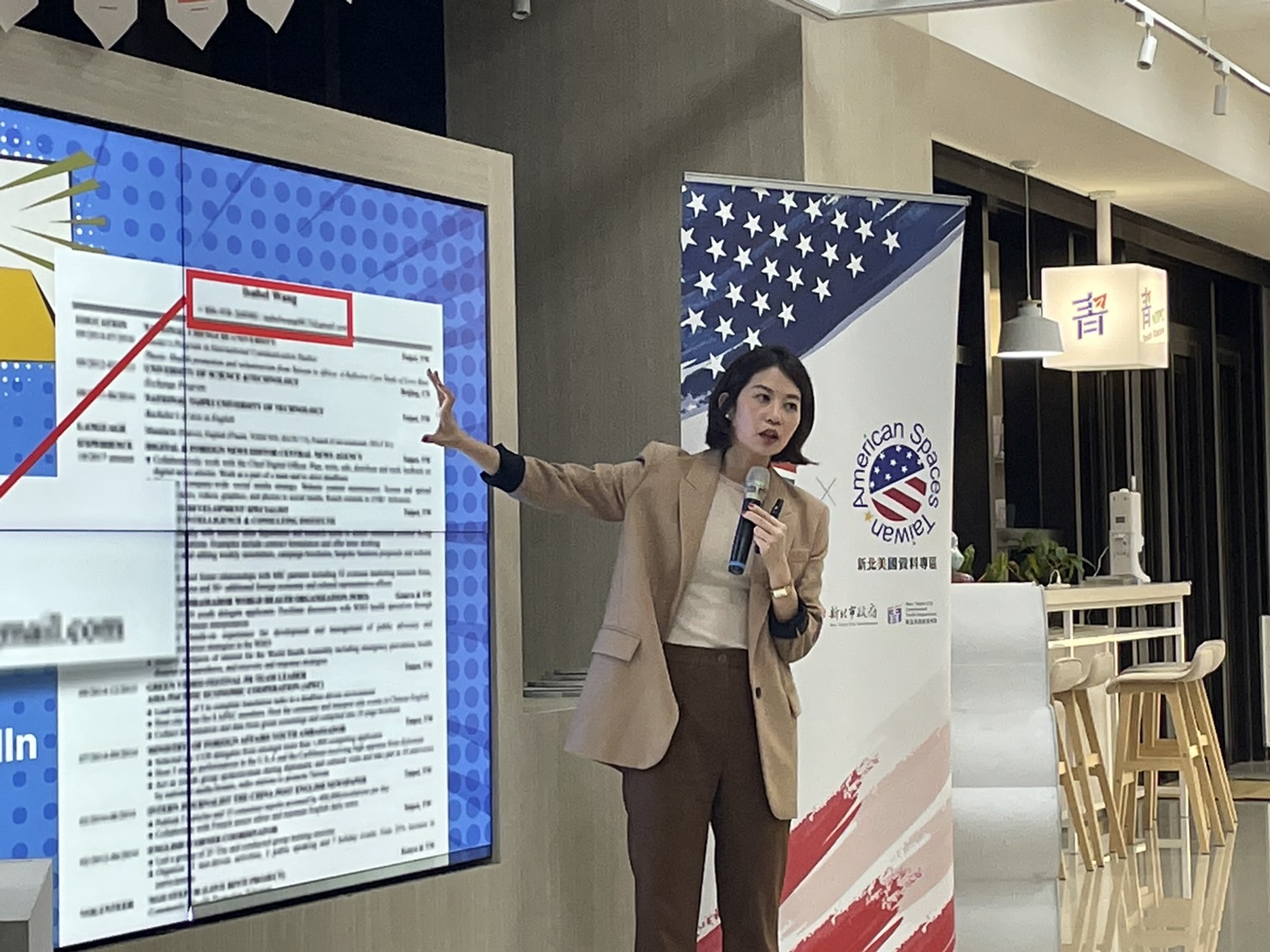 AIT合作講師以實際情境進行跨文化交流與討論。