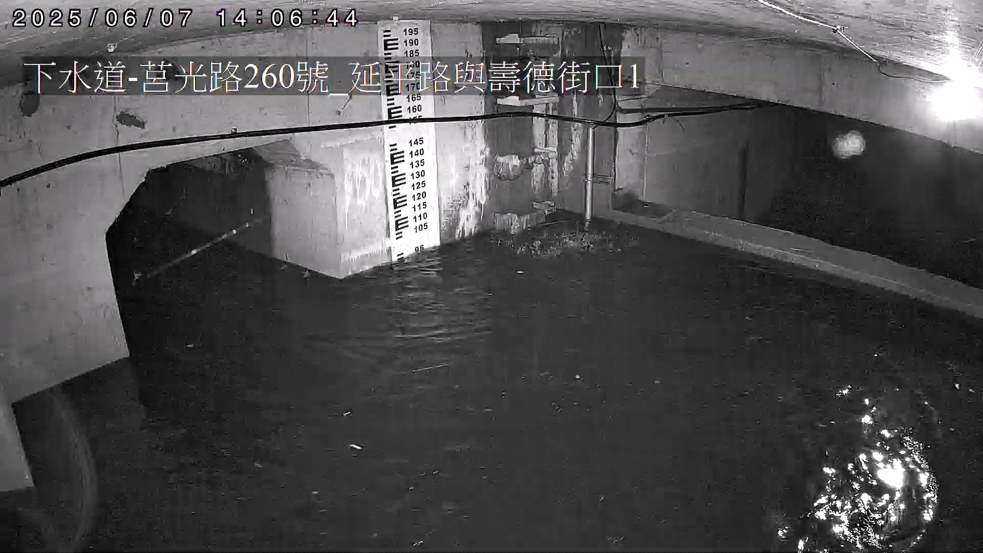 利用CCTV影像監測壽德公園滯洪池分流箱涵排水情形─下水道水位高漲即將漫過右側分流堰至滯洪池