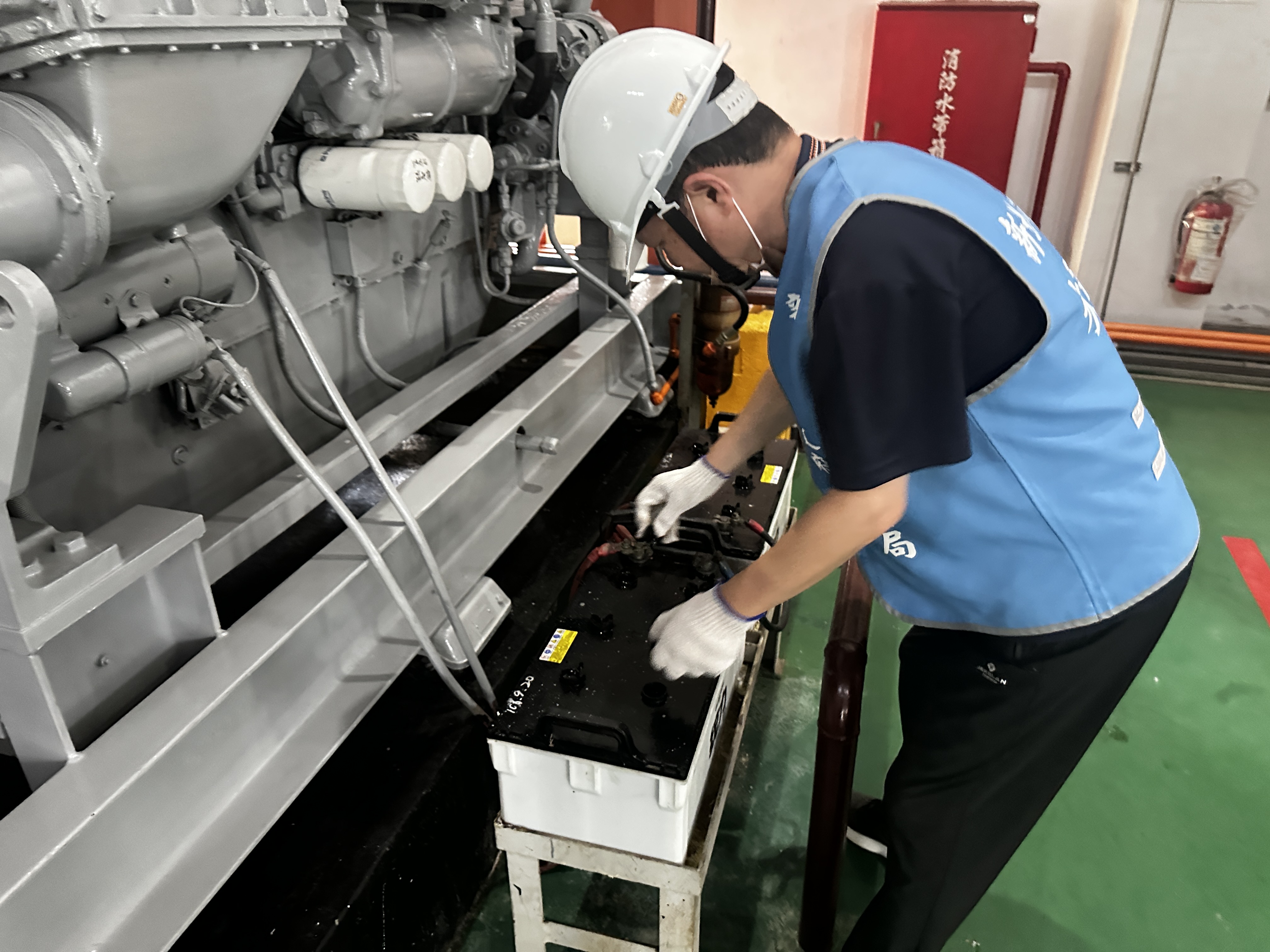 抽水站站員啟動機組前，檢查電瓶水位，確保機組運作安全
