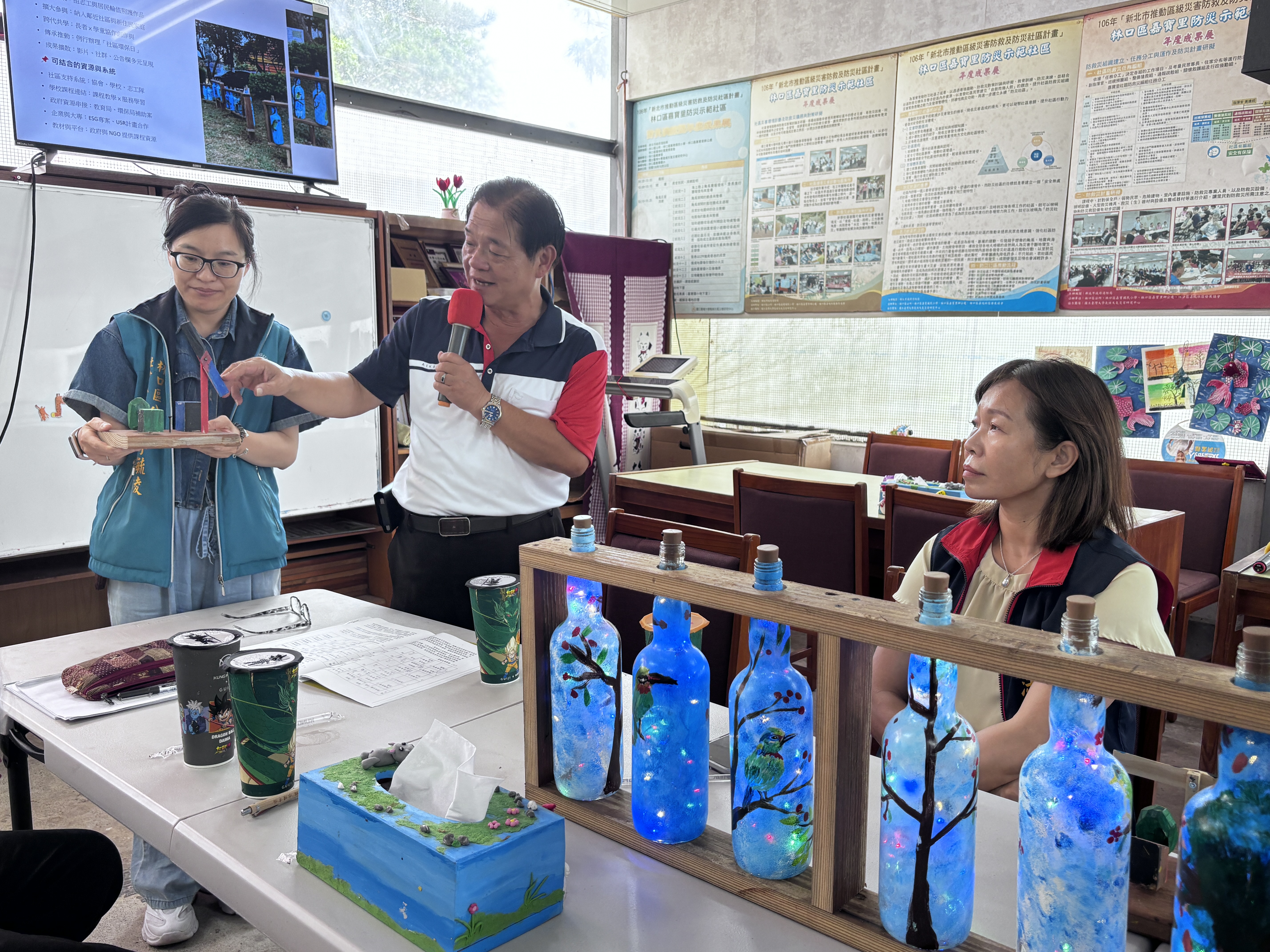 2.嘉寶里長介紹里內居民手作作品及來由
