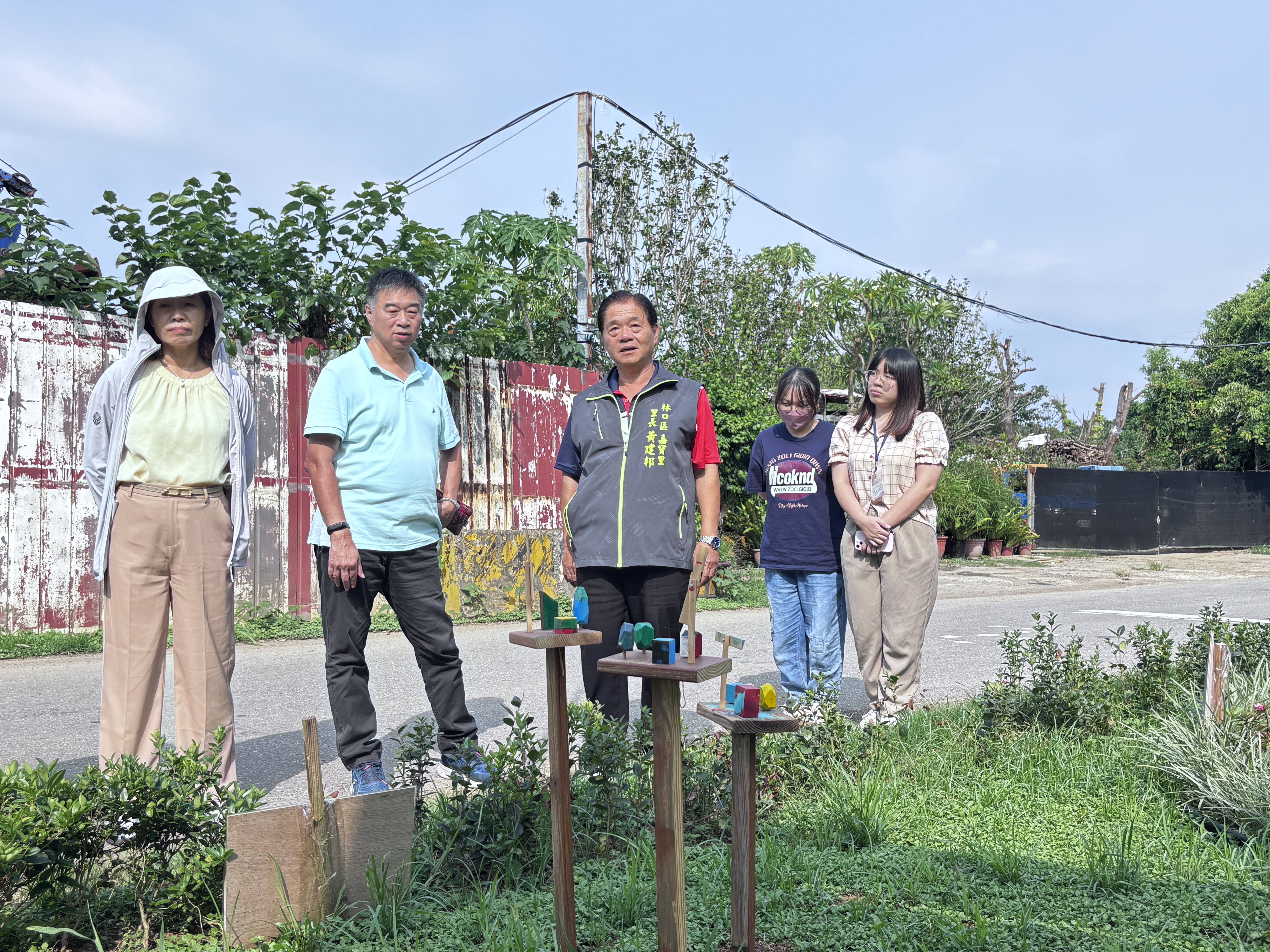 3.景文科技楊明賢副教授、鄭淑敏區長及黃建邦里長一同到社區三叉路口實地勘察