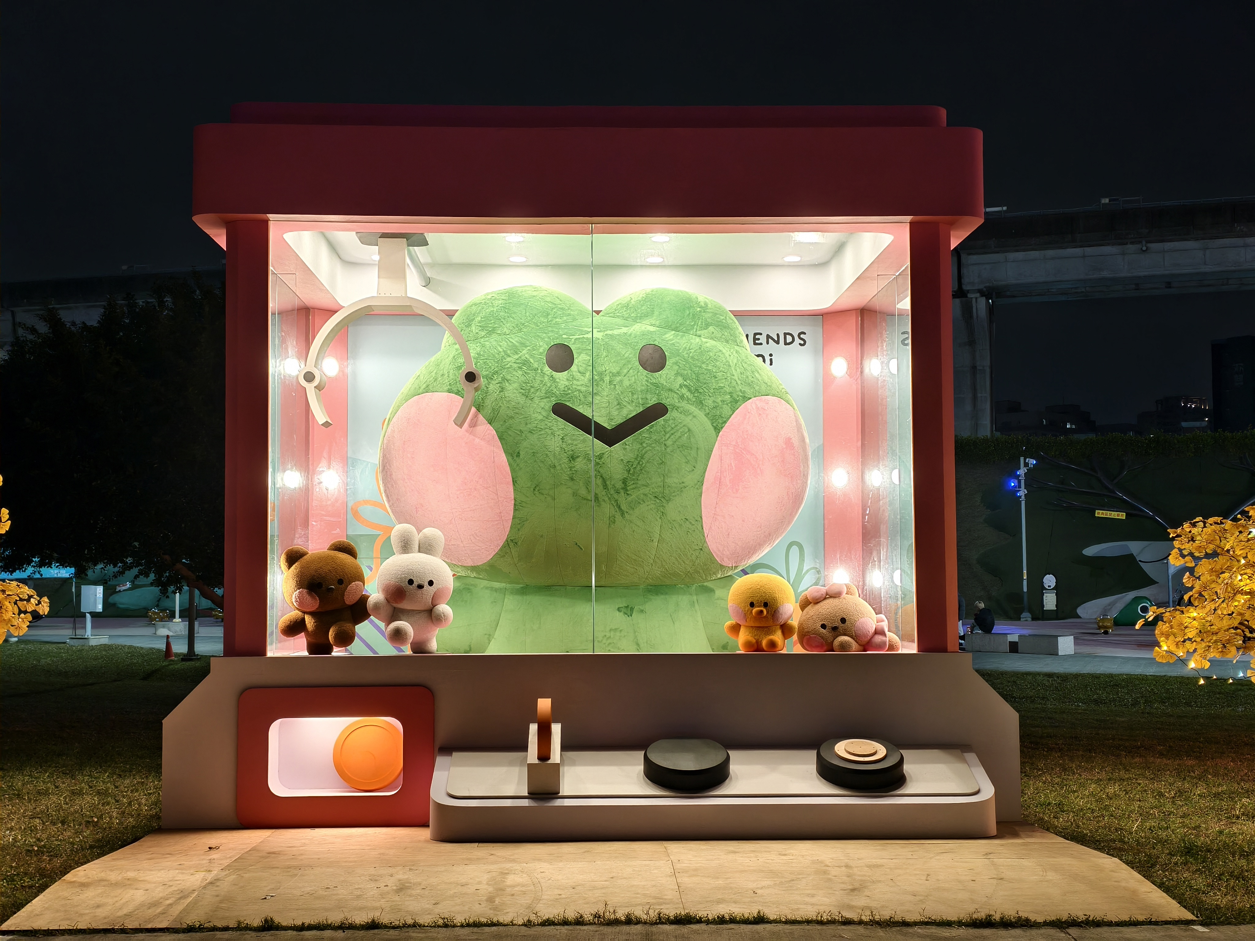 本次燈會與國際大型IP LINE FRIENDS MININI 造型裝置 吸引大朋友小朋友喜愛。