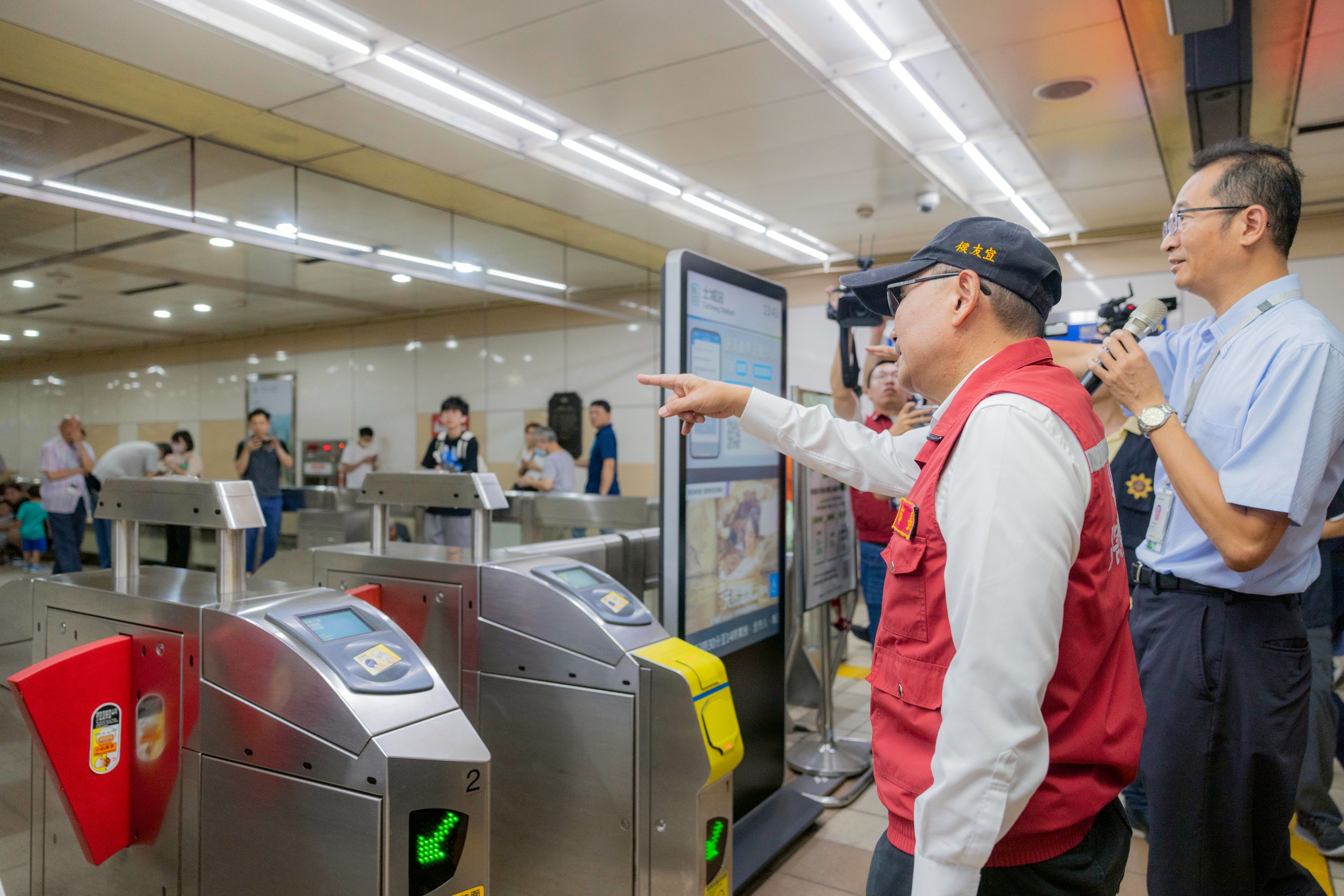 新北市長侯友宜率市府團隊檢視疏散避難、交通管制及應變作業實況。