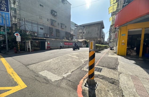 永和區信義路91巷道遭擺放花盆，缺乏完善的人行環境，影響周邊居民及學生通行安全。圖為施工改善前。