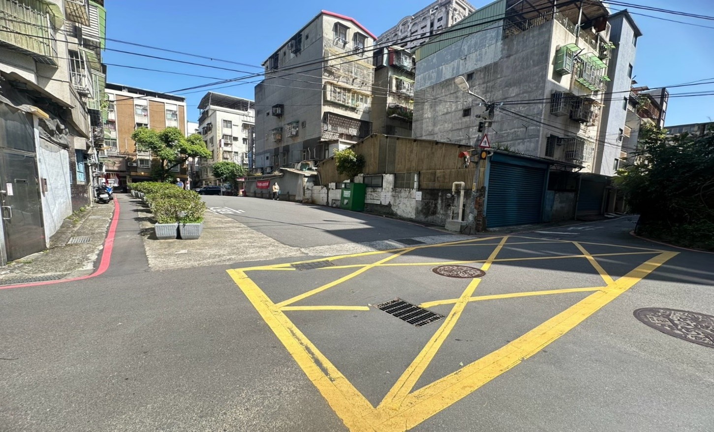 永和區信義路91巷道遭擺放花盆，缺乏完善的人行環境，影響居民及學生通行安全。圖為施工改善前。