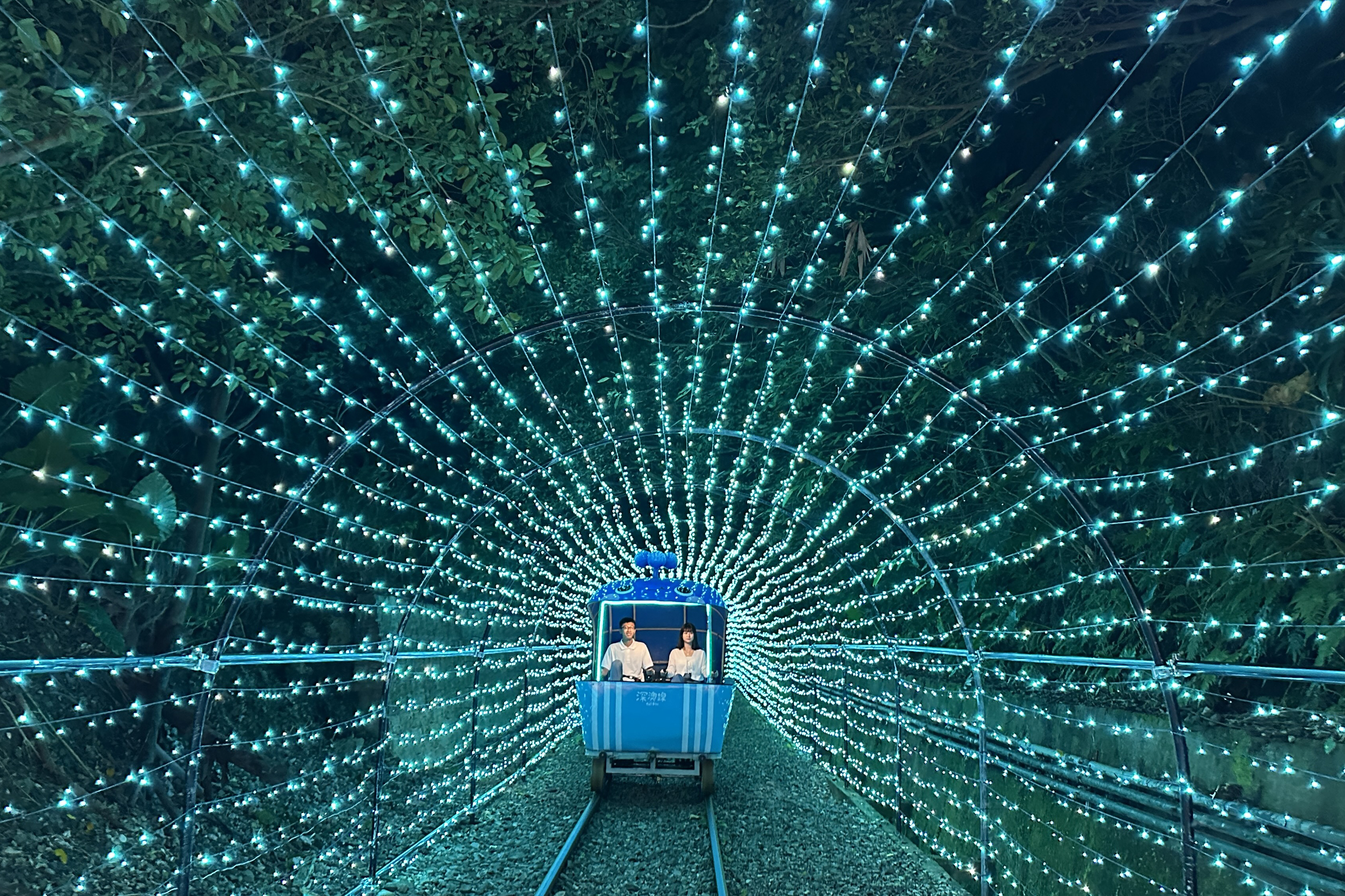  深澳鐵道自行車夜間限定的「燦爛夏夜山海騎」班次，讓遊客沉浸於璀璨燈廊與海岸光影交織的夢幻氛圍。
