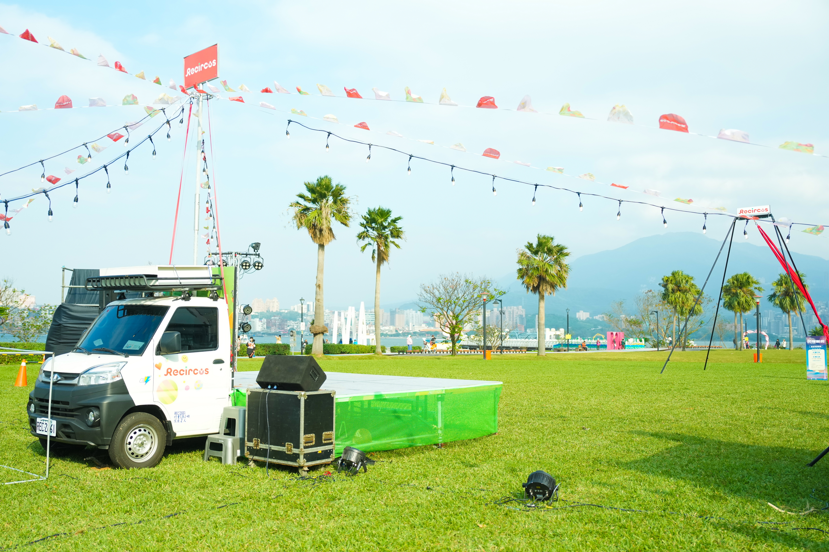 劇團使用獨家「Recircus移動綠劇場」，以電動車作為行動舞台車，有效減少巡演過程中的碳排放；同時舞台布景與道具也力求精簡化，落實低碳排與永續教育理念