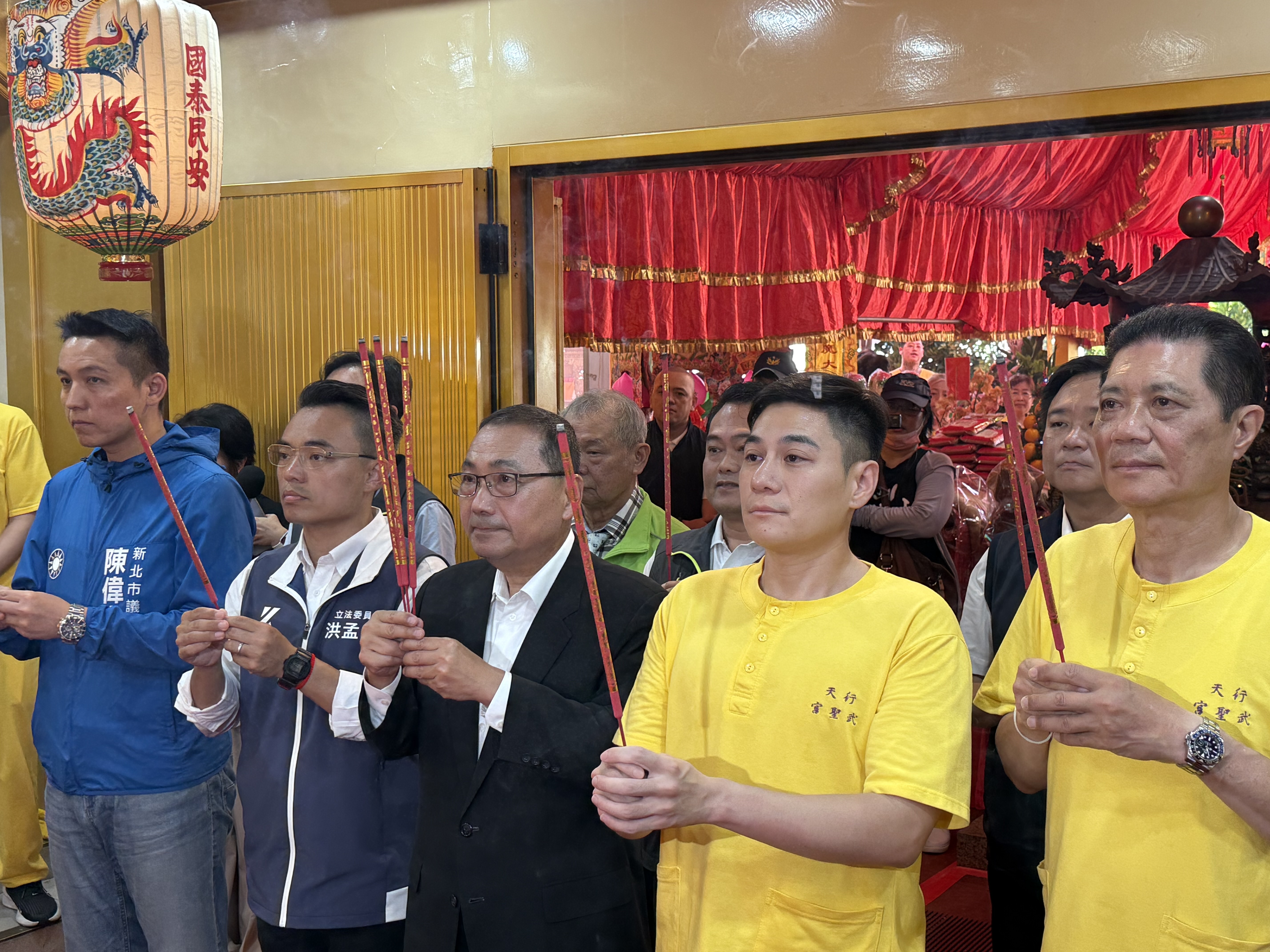 今(18)日適逢農曆廿四號關聖帝君聖誕，新北市長侯友宜首站來到淡水行天武聖宮參拜祈福。