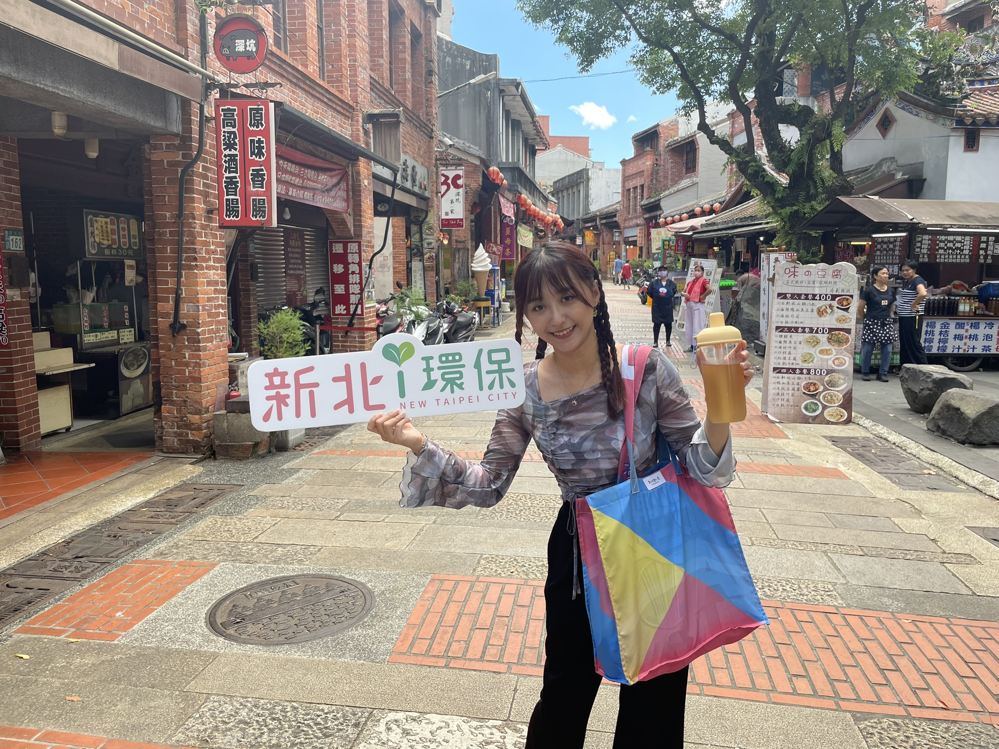 鼓勵民眾購物時自備購物袋或環保容器，一同減塑愛地球