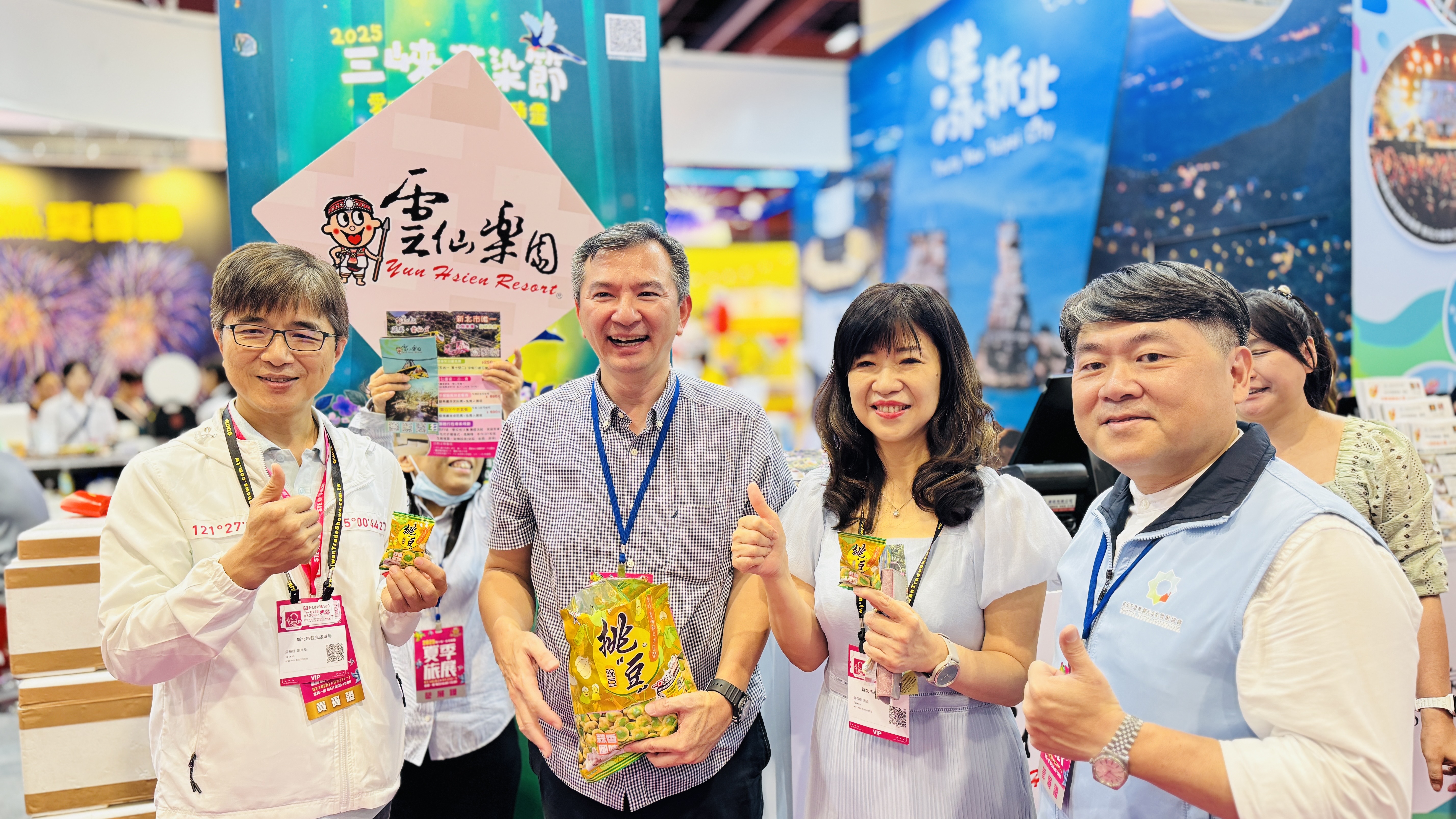 新北市政府觀光旅遊局莊榮哲副局長帶經濟發展局盛筱蓉局長及新北市產業觀光促進發展協會洪啟峰理事長逛夏季旅展新北館。