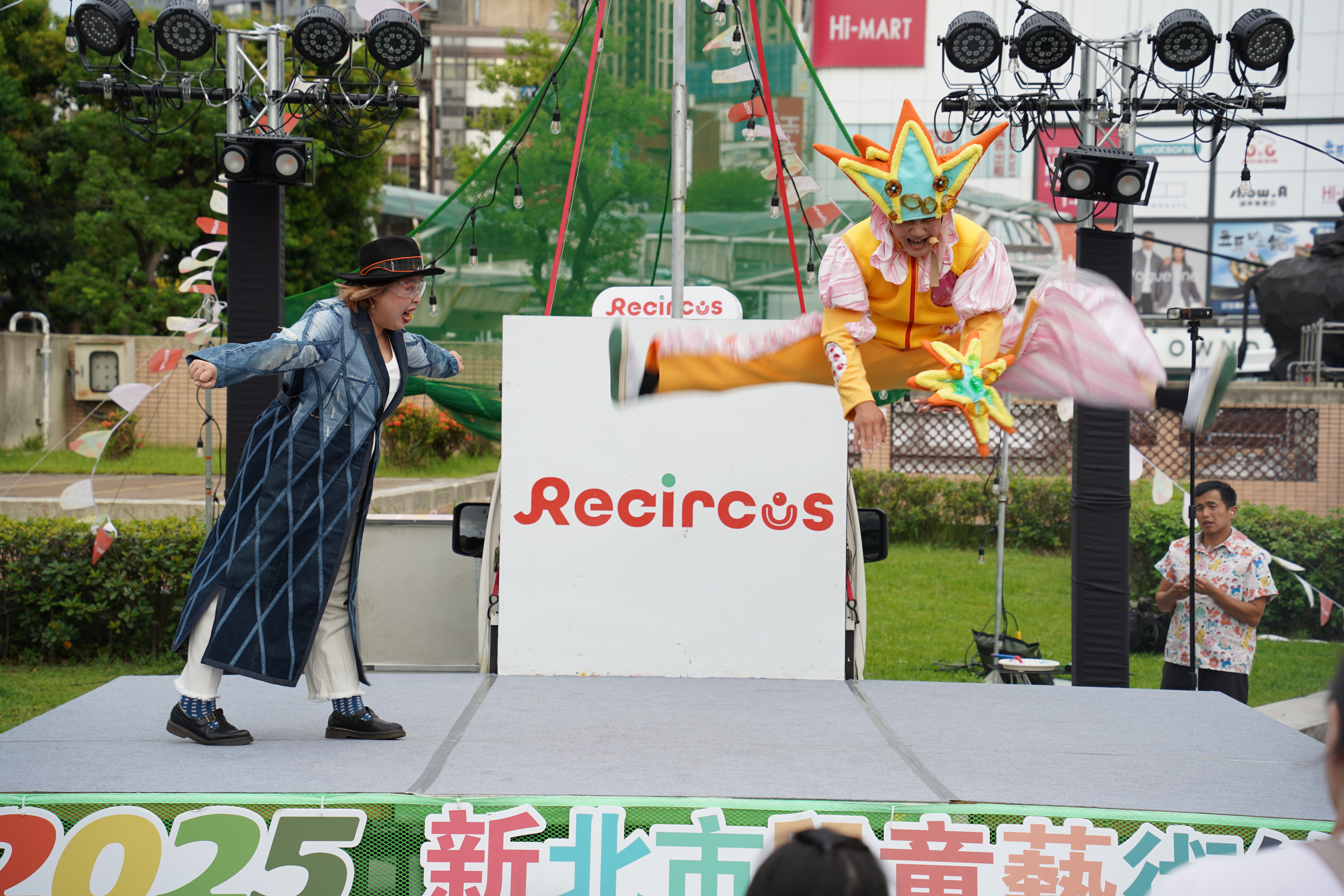 《藍海守護行動》舞台劇融合角色扮演、肢體律動，讓孩童在歡笑與驚奇中學習環保知識